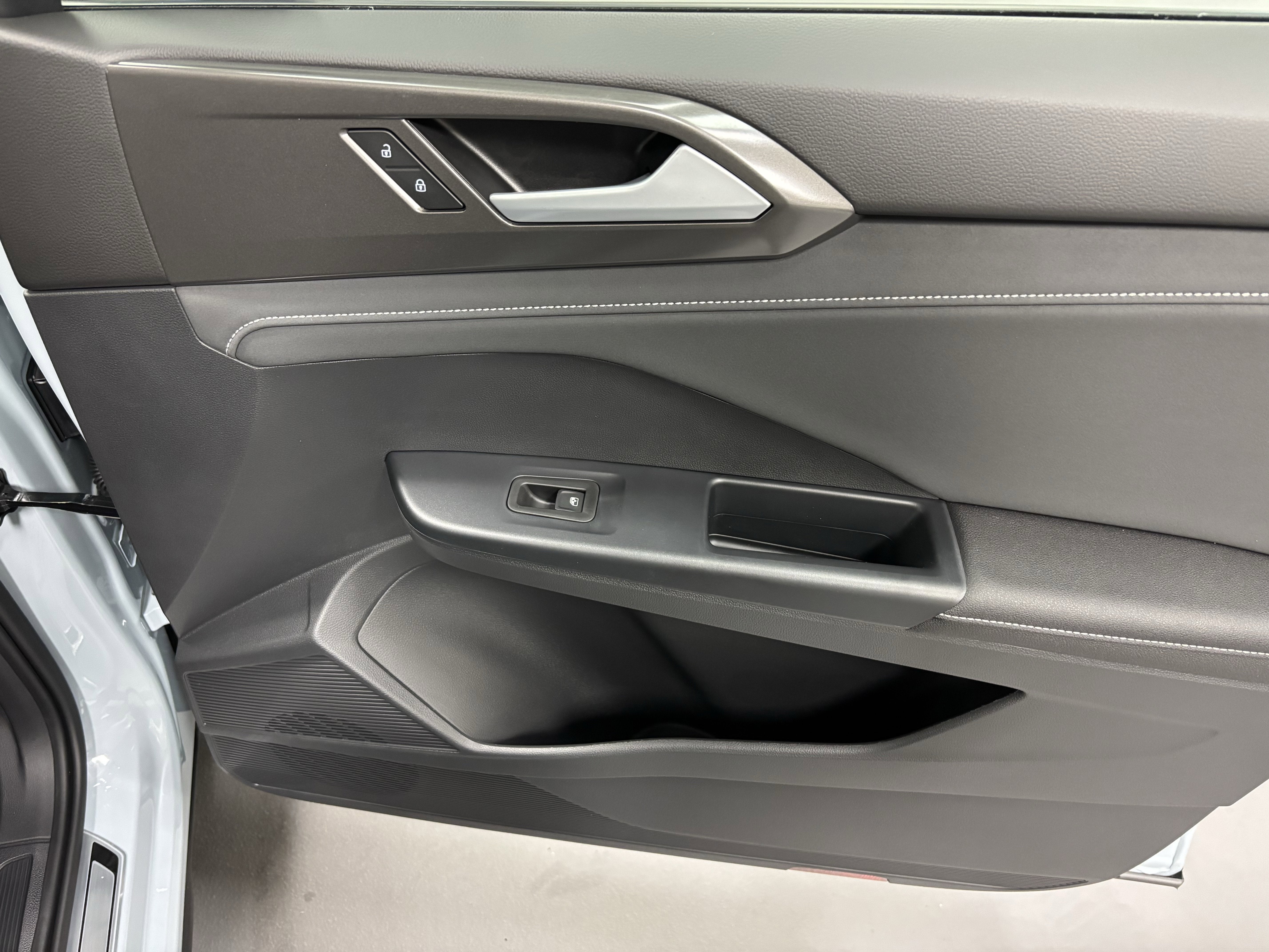 2025 Volkswagen Taos SE Black