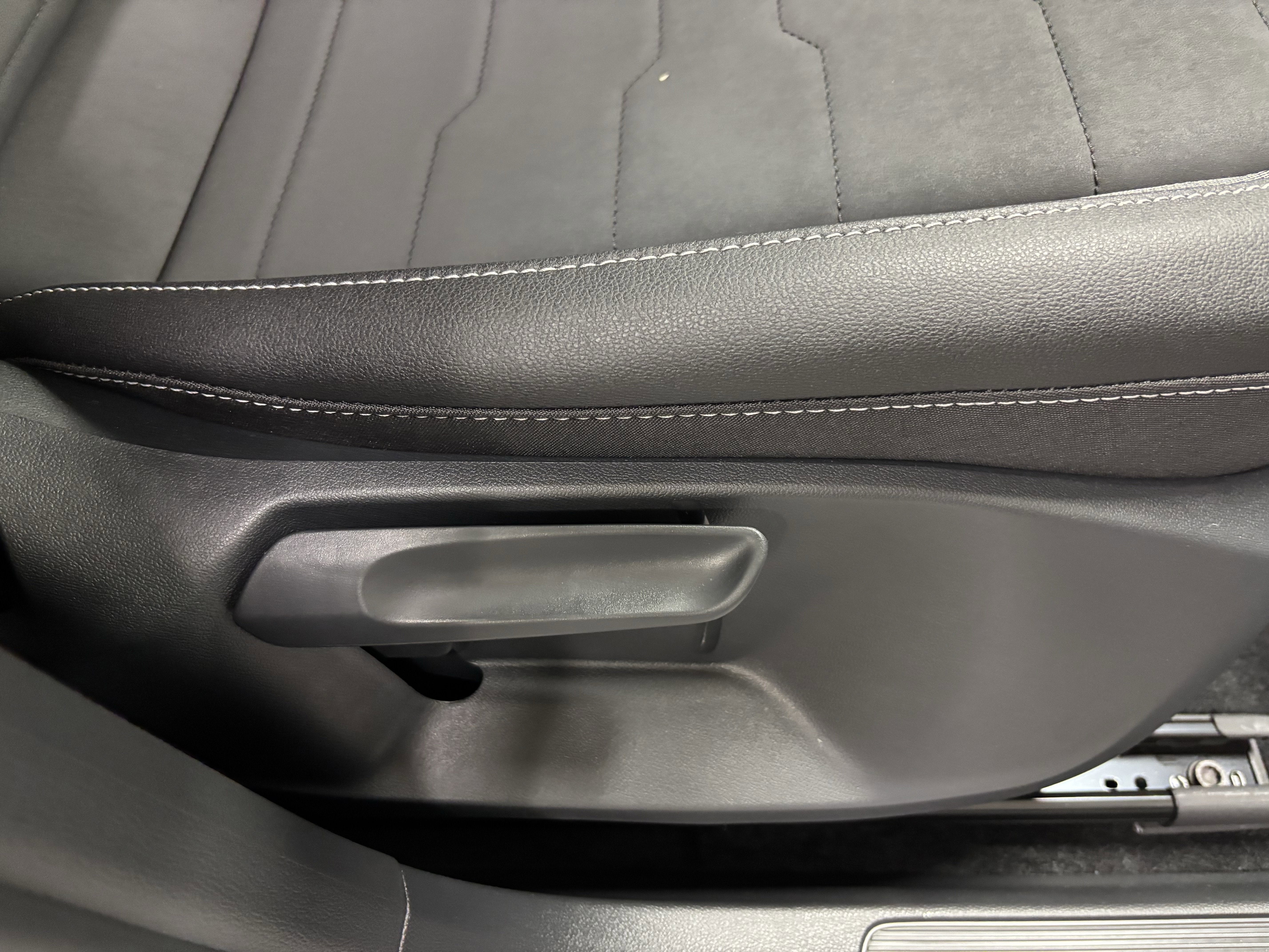 2025 Volkswagen Taos SE Black