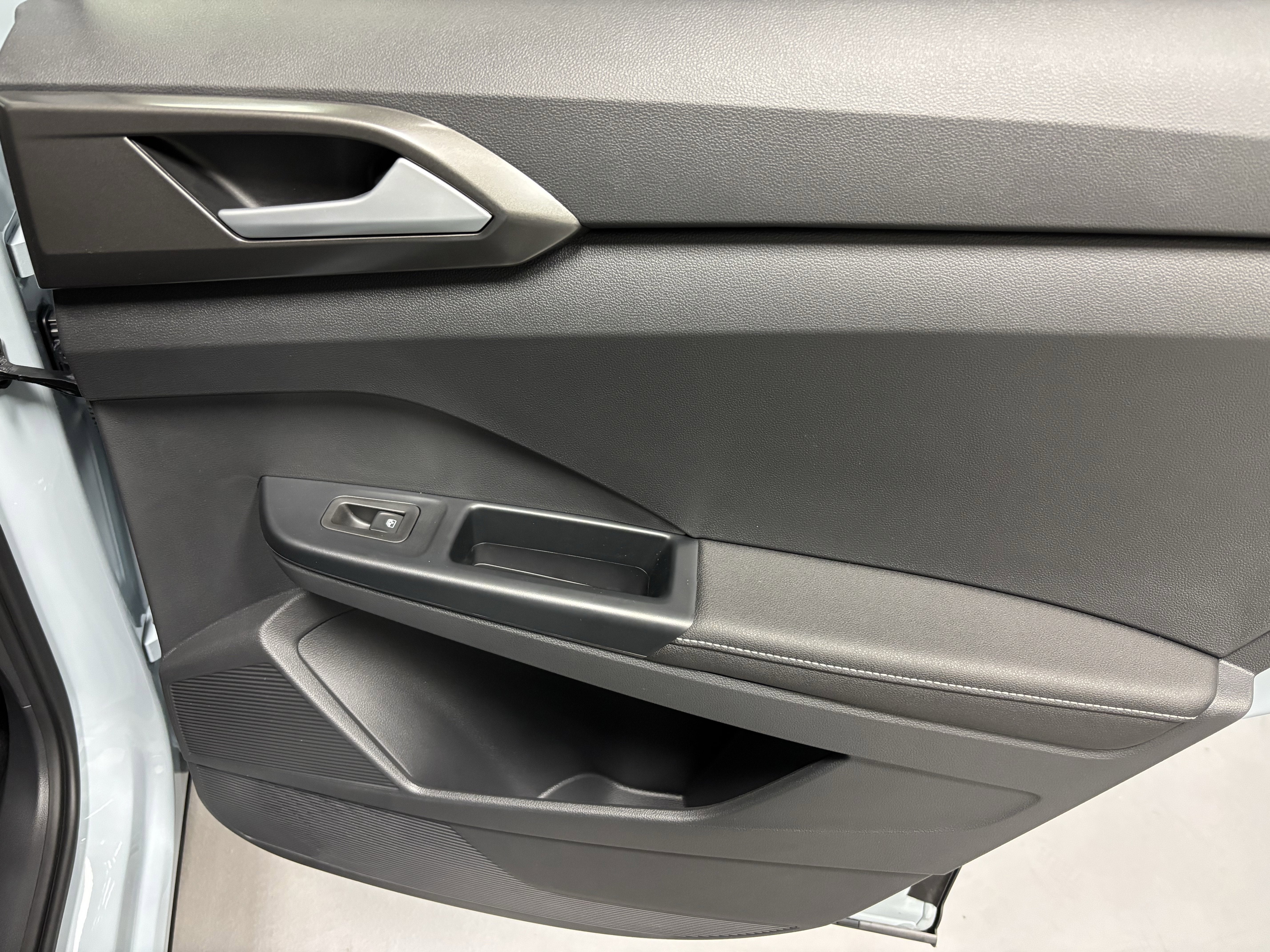 2025 Volkswagen Taos SE Black