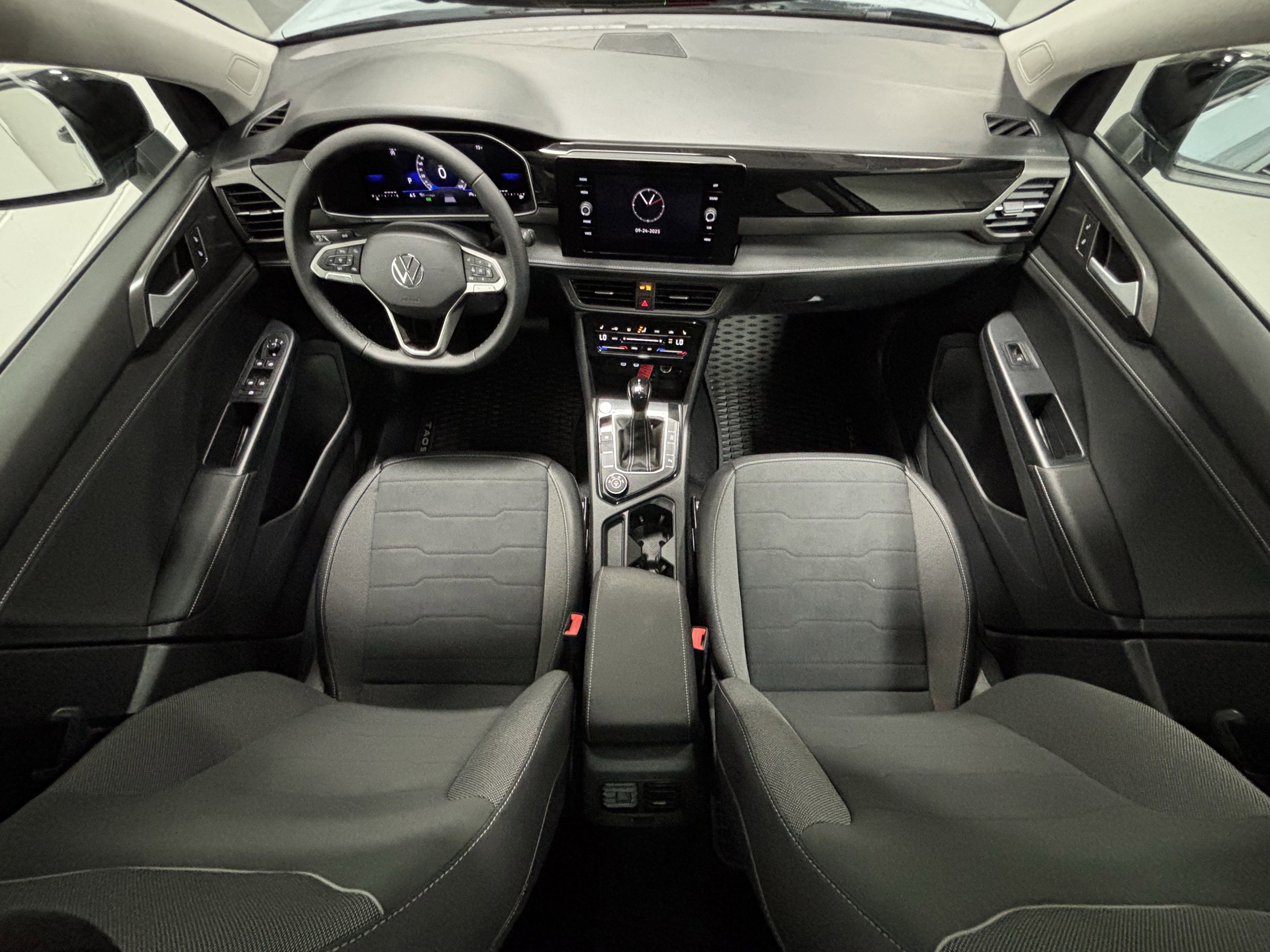 2025 Volkswagen Taos SE Black