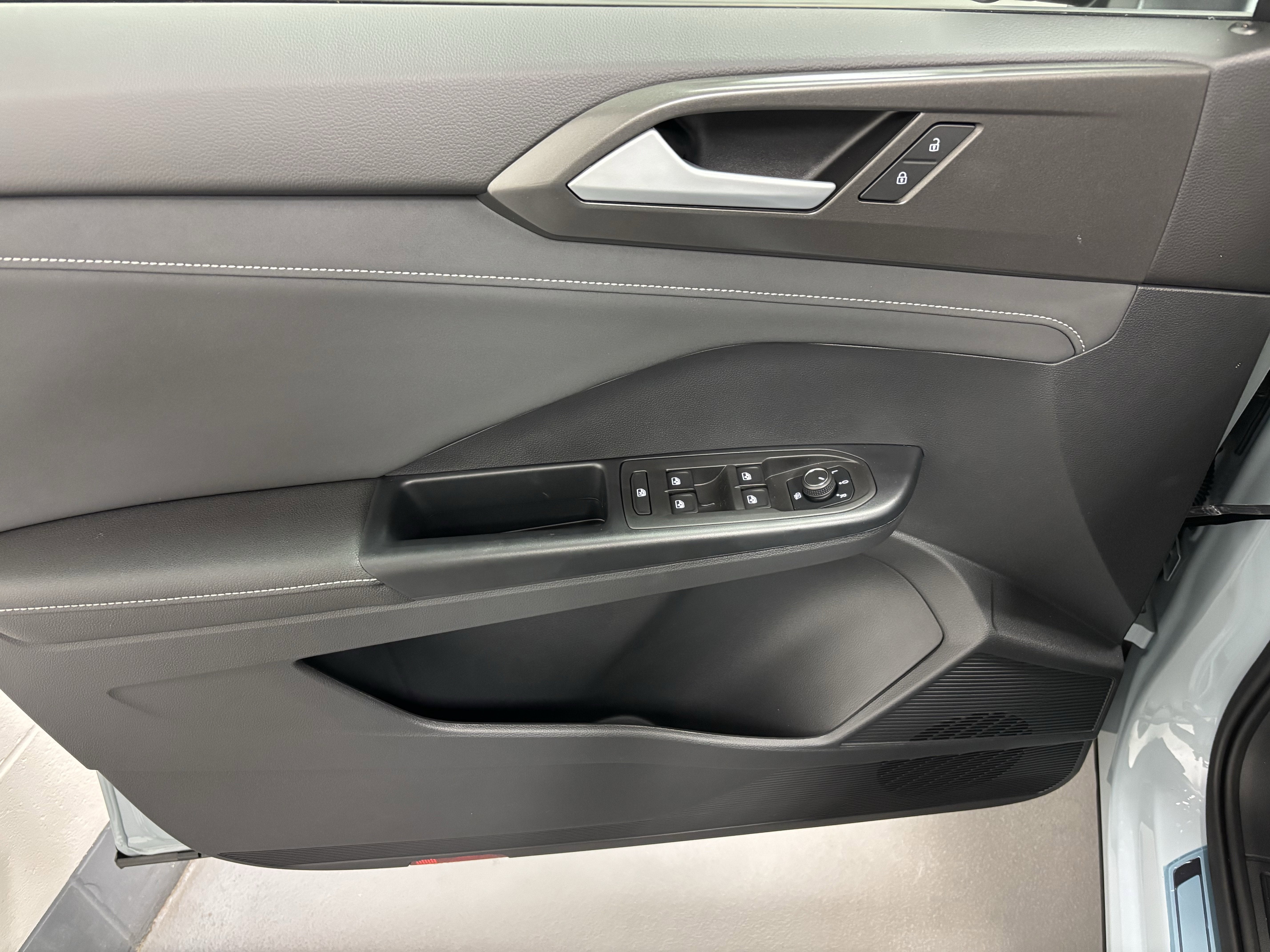 2025 Volkswagen Taos SE Black