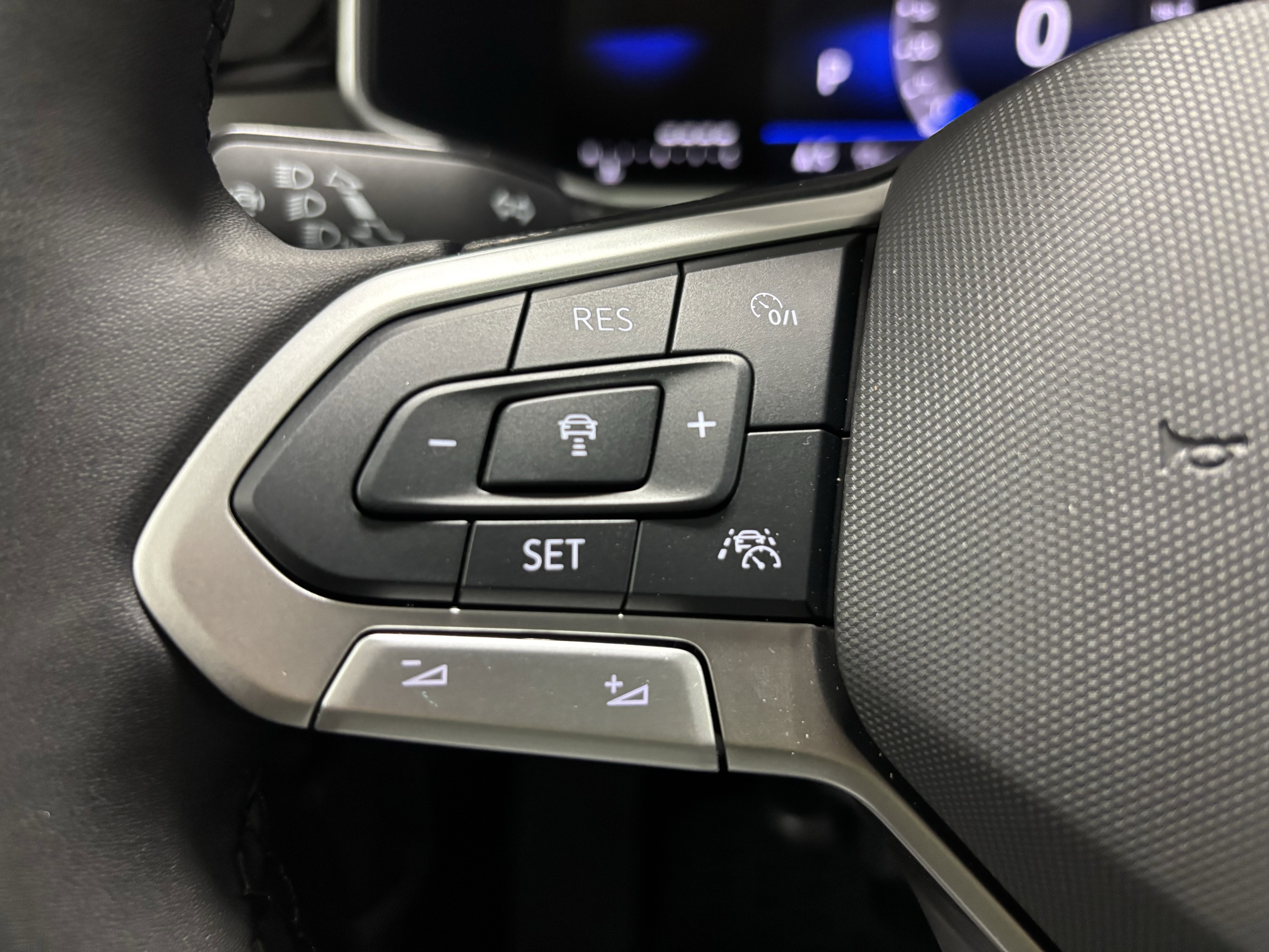 2025 Volkswagen Taos SE Black