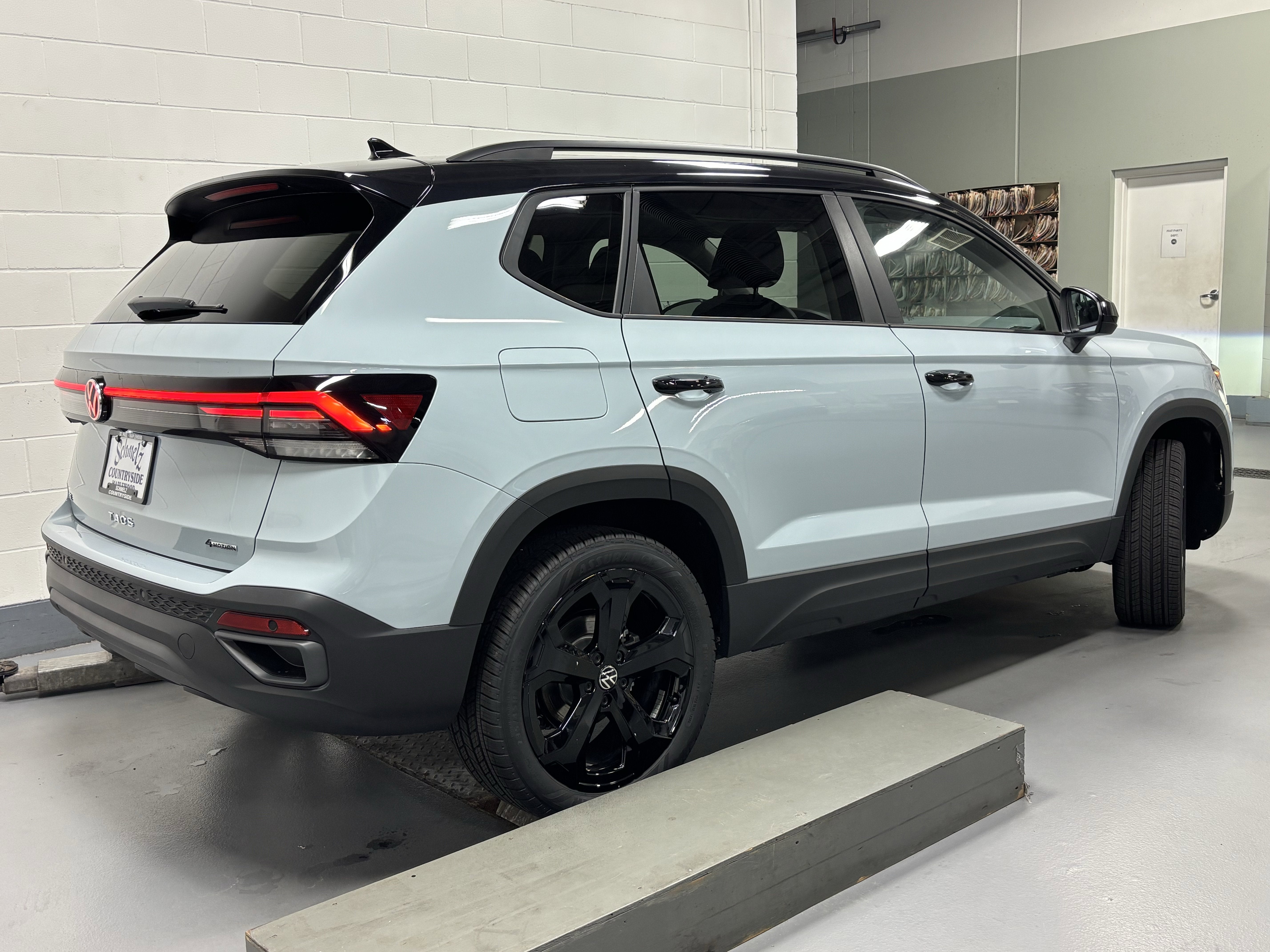 2025 Volkswagen Taos SE Black