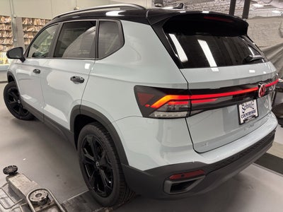 2025 Volkswagen Taos SE Black