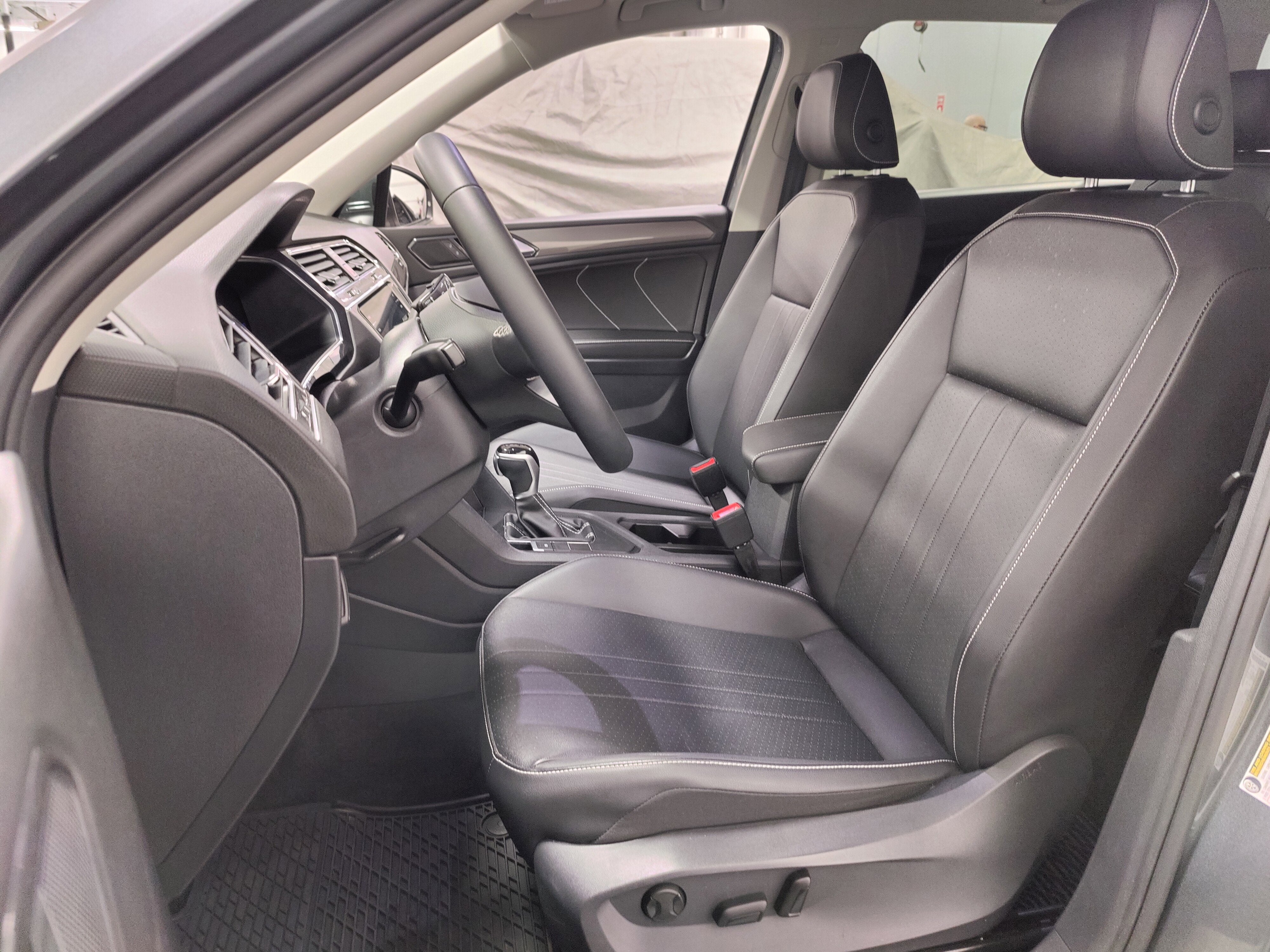 2023 Volkswagen Tiguan SE w/3rd Row Seat