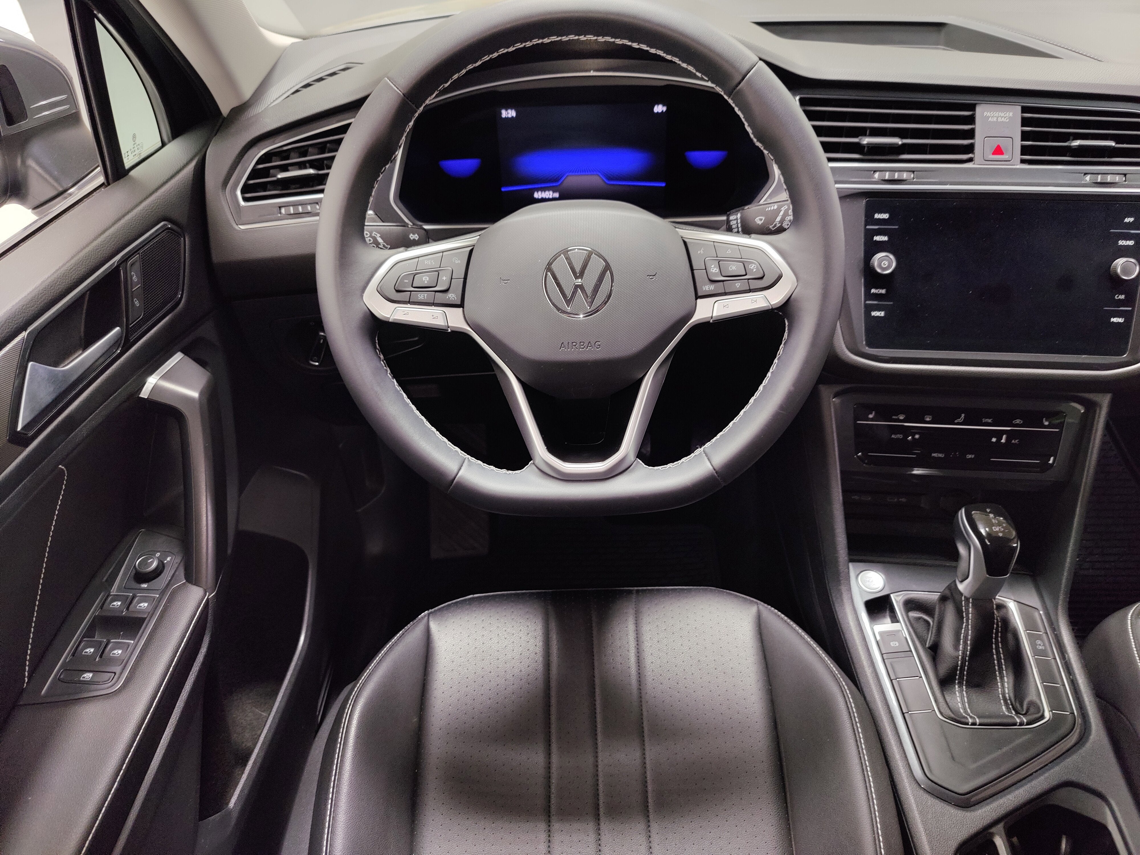 2023 Volkswagen Tiguan SE w/3rd Row Seat