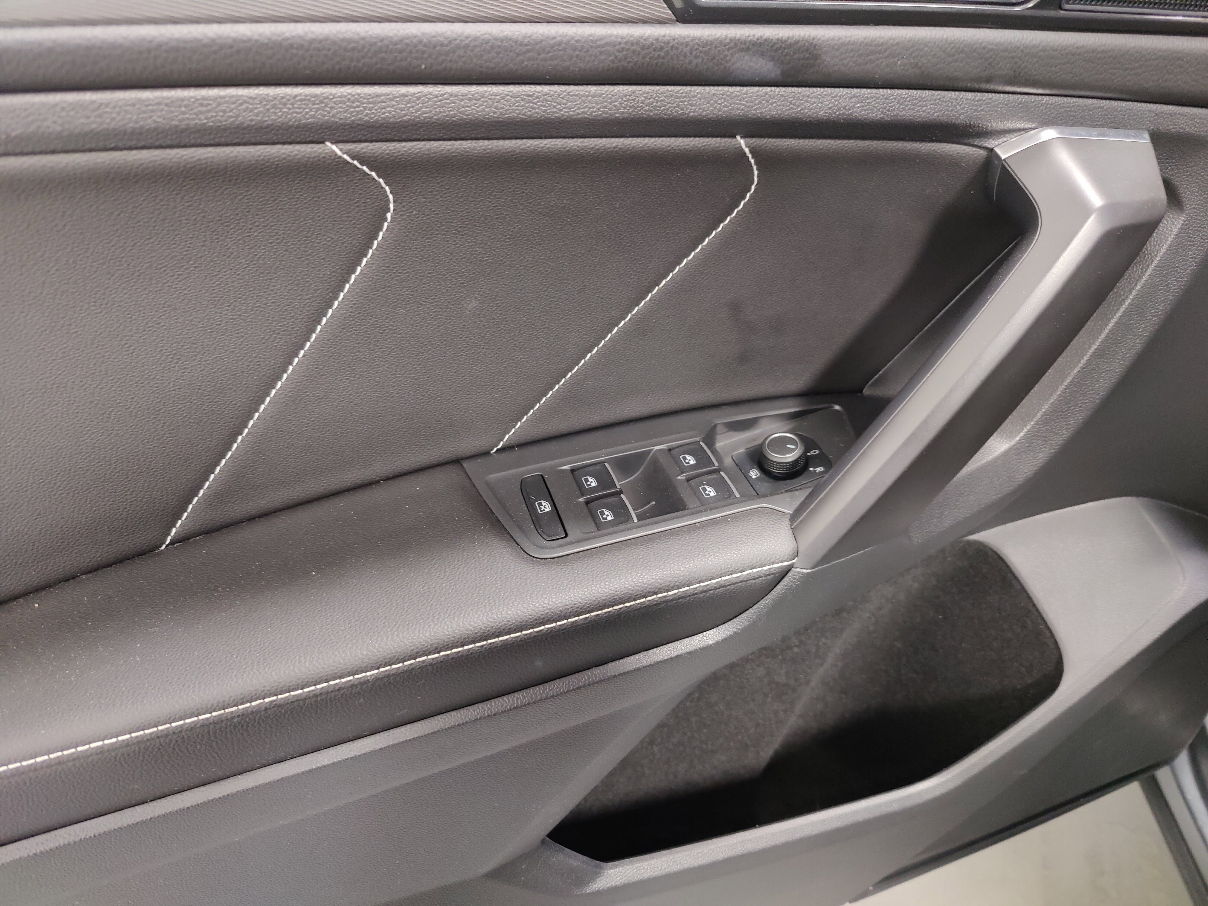 2023 Volkswagen Tiguan SE w/3rd Row Seat