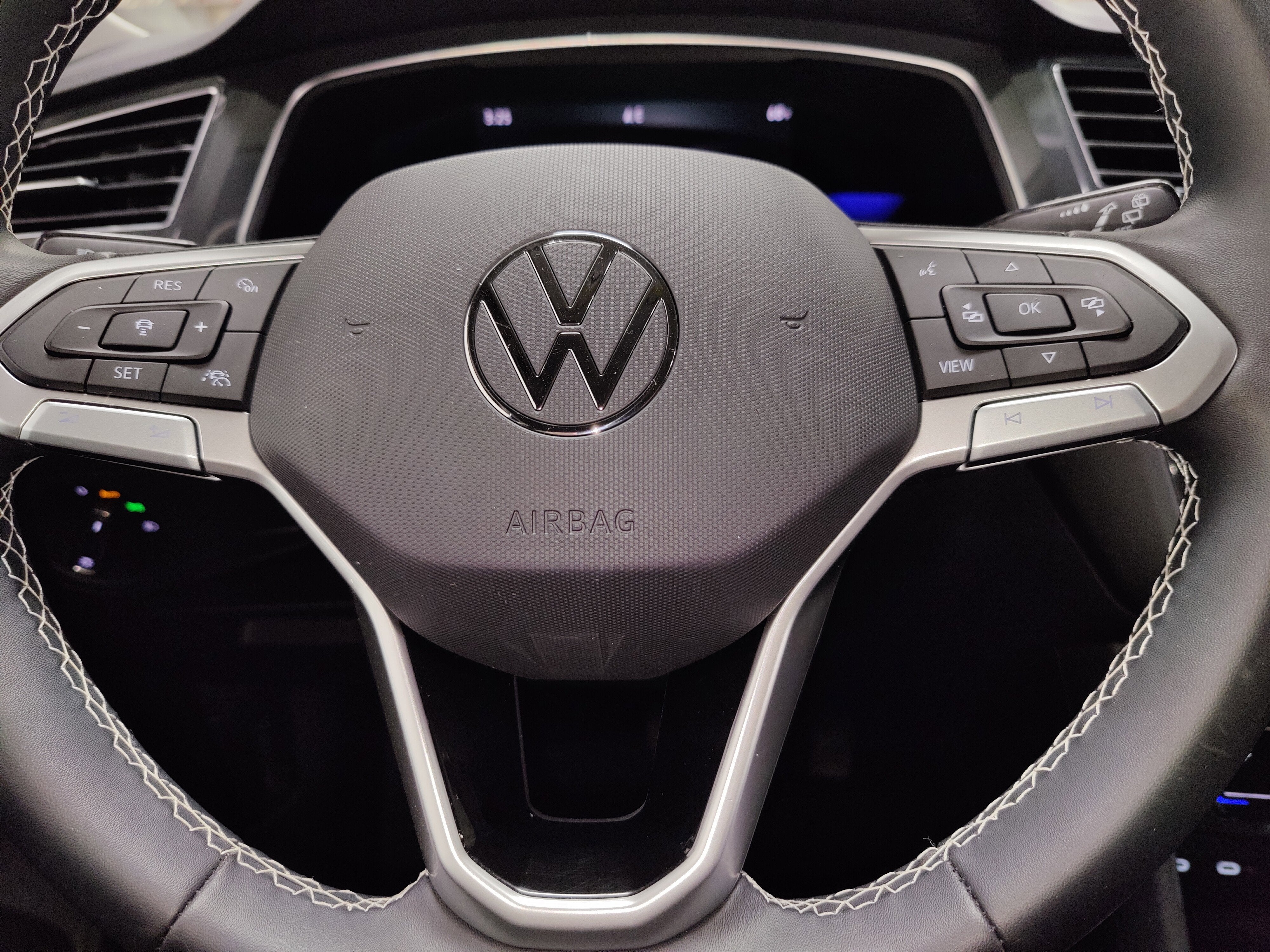 2023 Volkswagen Tiguan SE w/3rd Row Seat