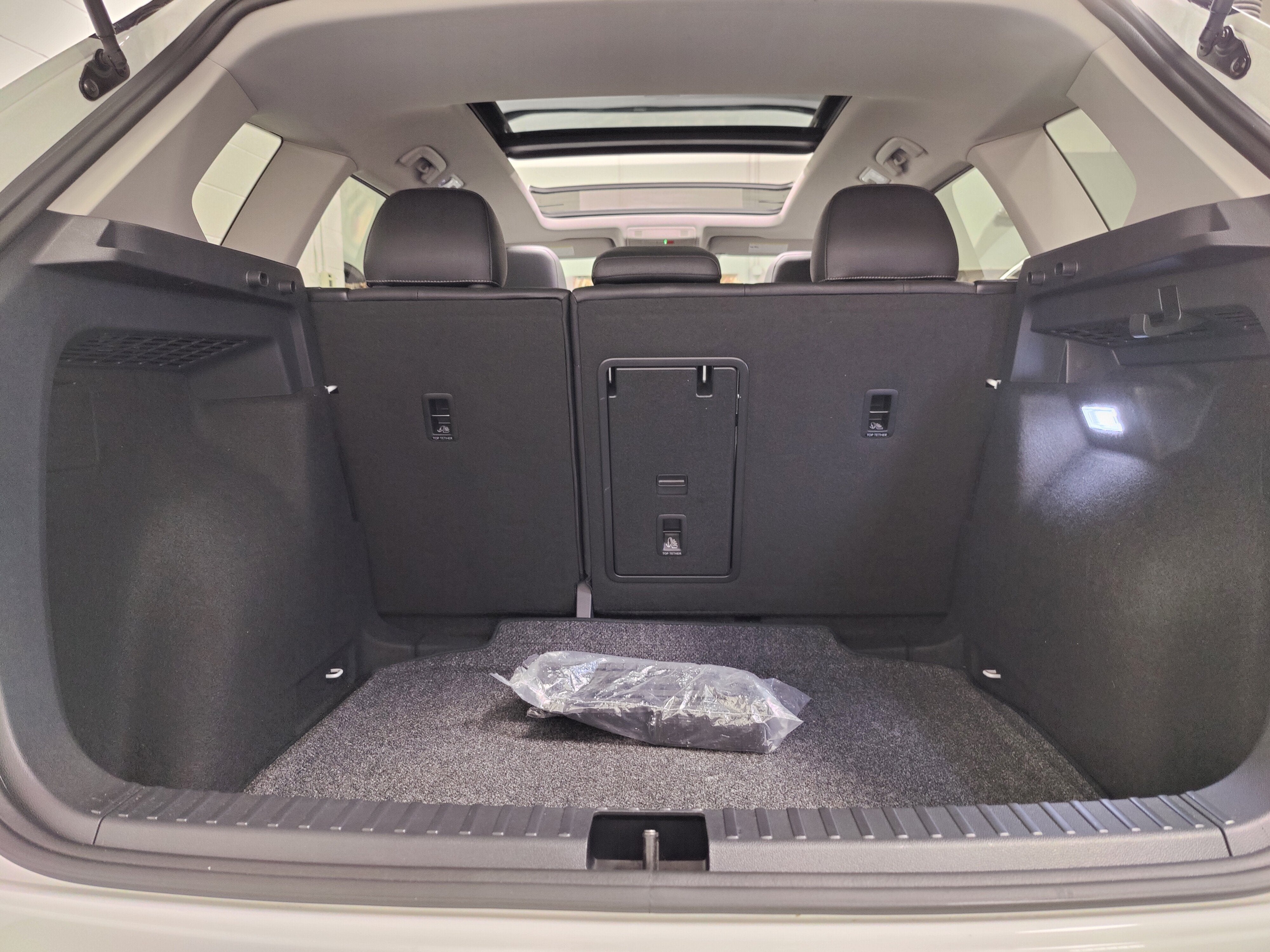 2025 Volkswagen Taos SE Black Edition w/Sunroof