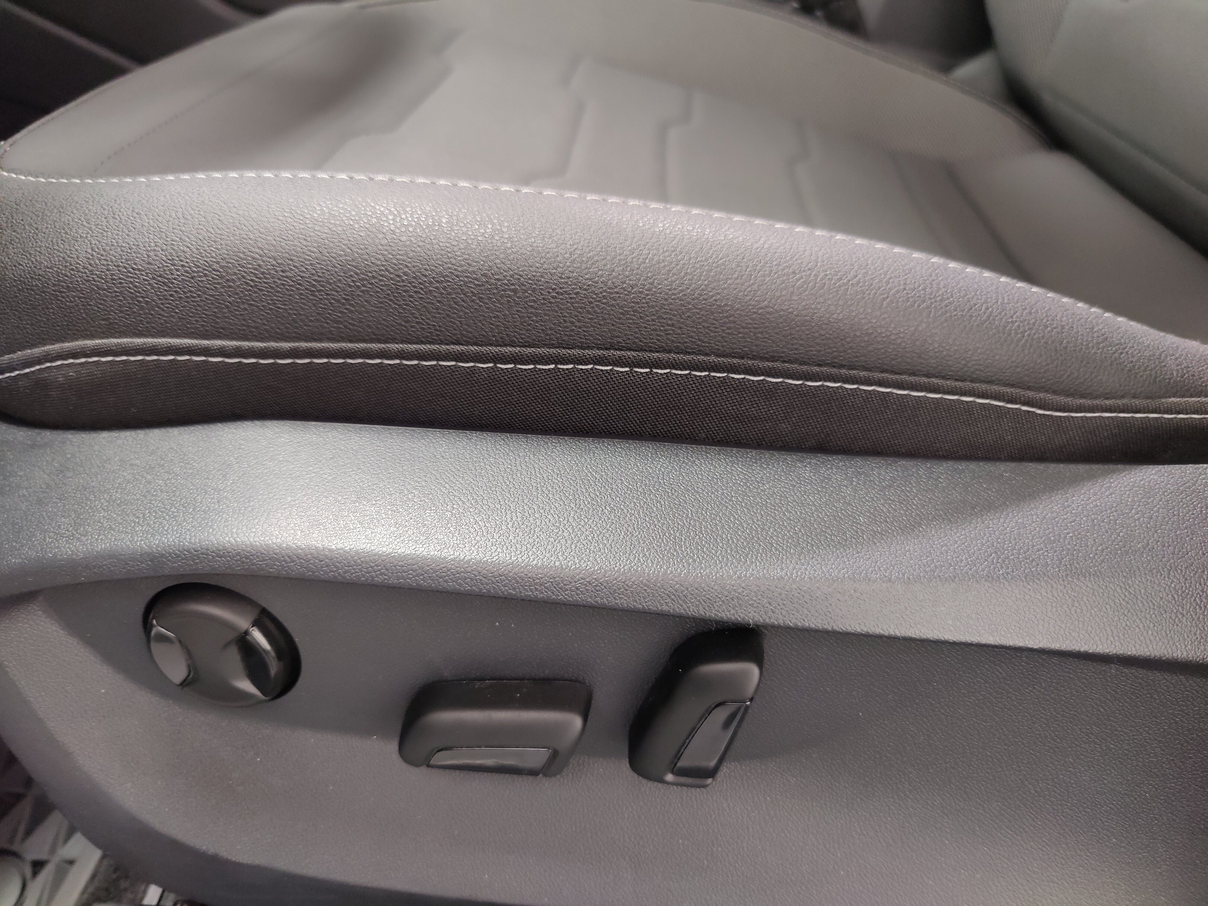 2025 Volkswagen Taos SE Black Edition w/Sunroof