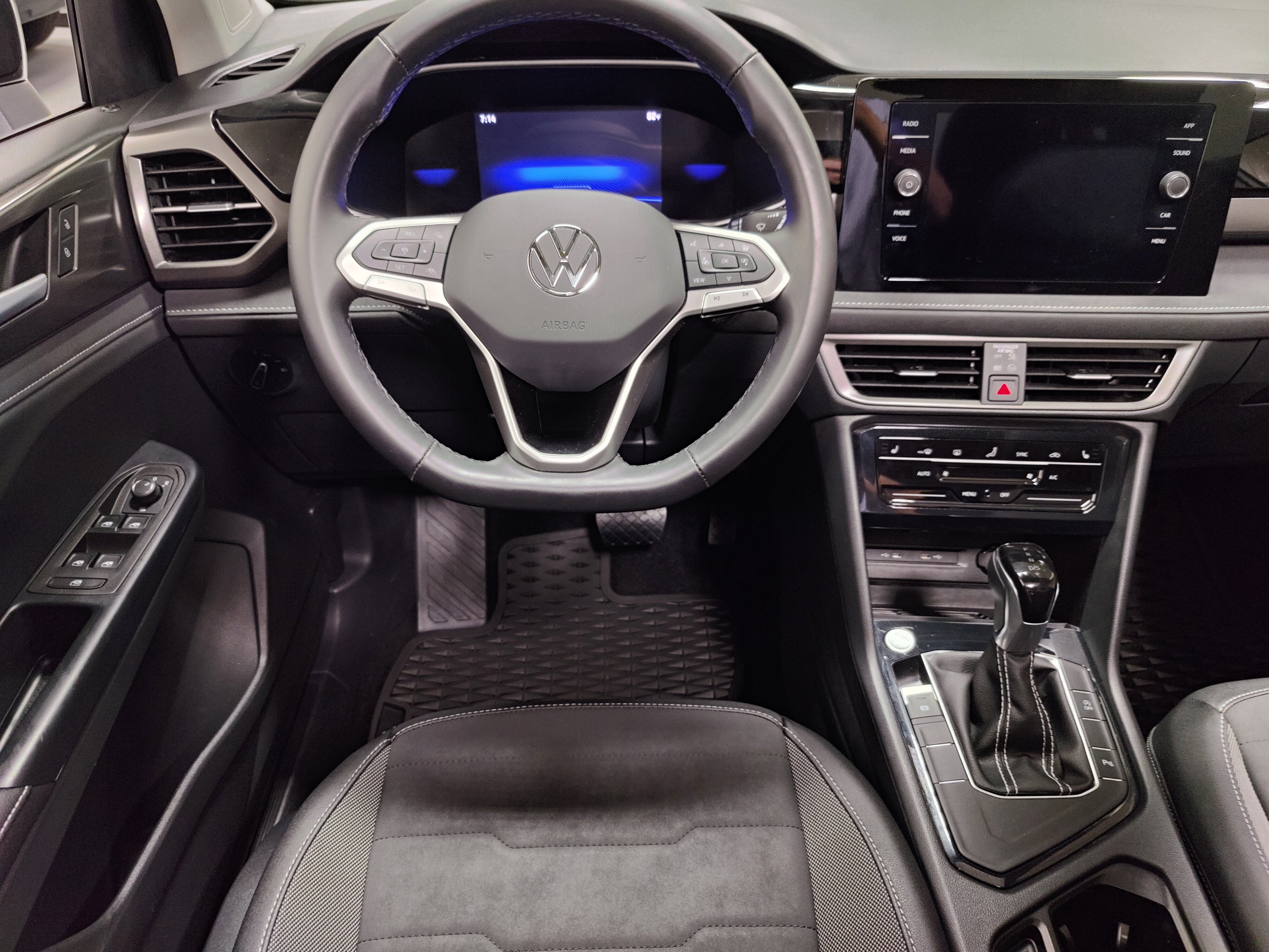 2025 Volkswagen Taos SE Black Edition w/Sunroof