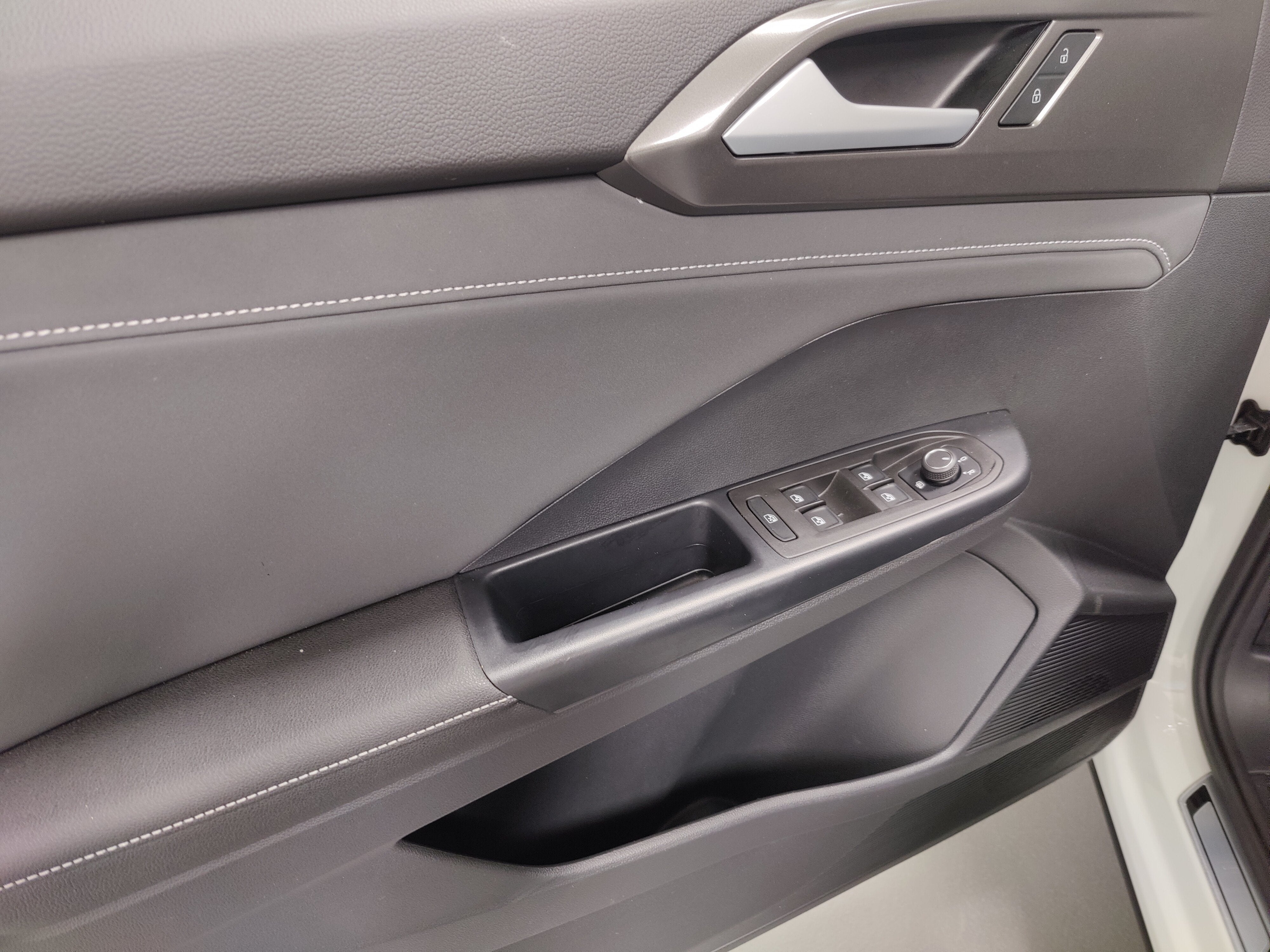 2025 Volkswagen Taos SE Black Edition w/Sunroof