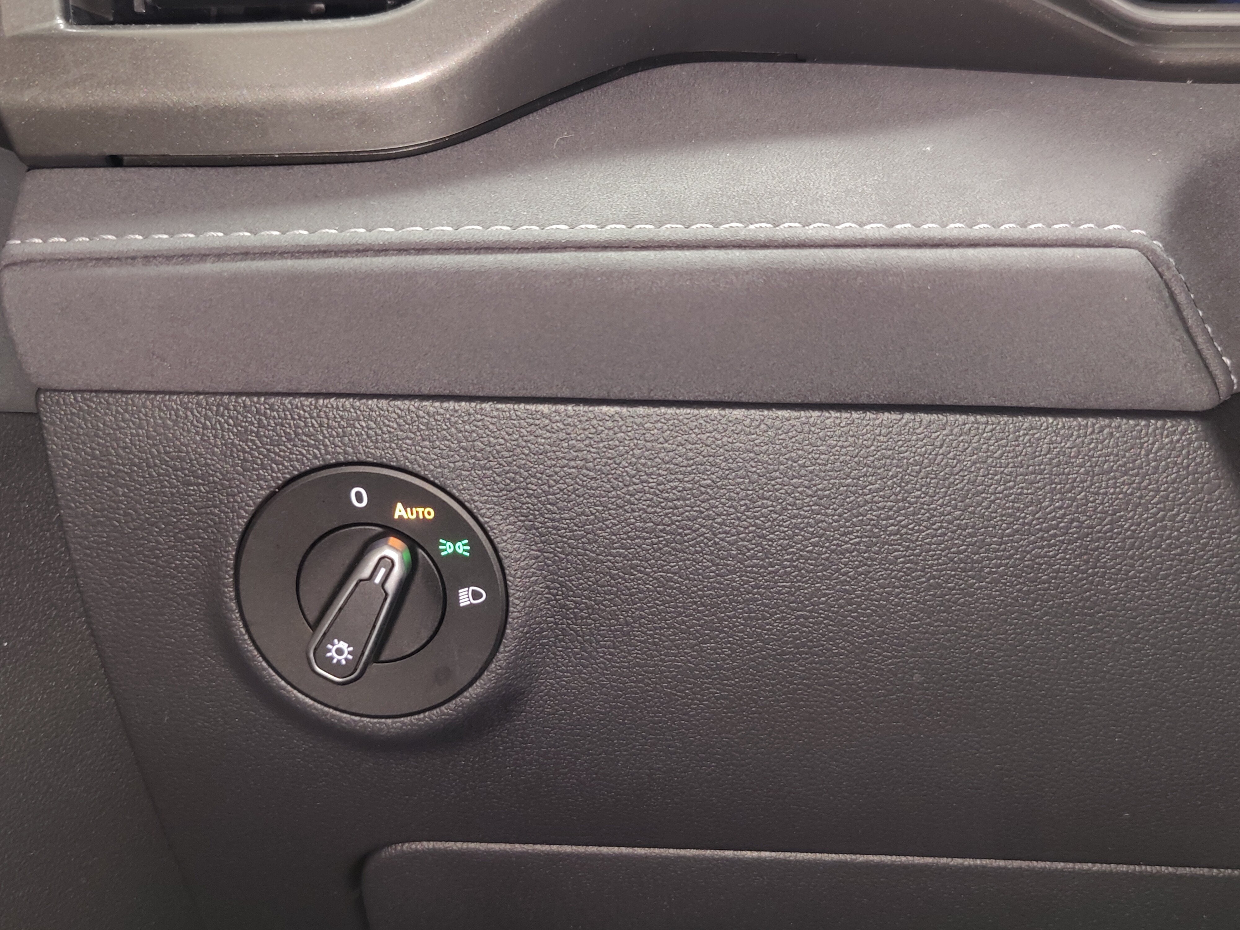 2025 Volkswagen Taos SE Black Edition w/Sunroof