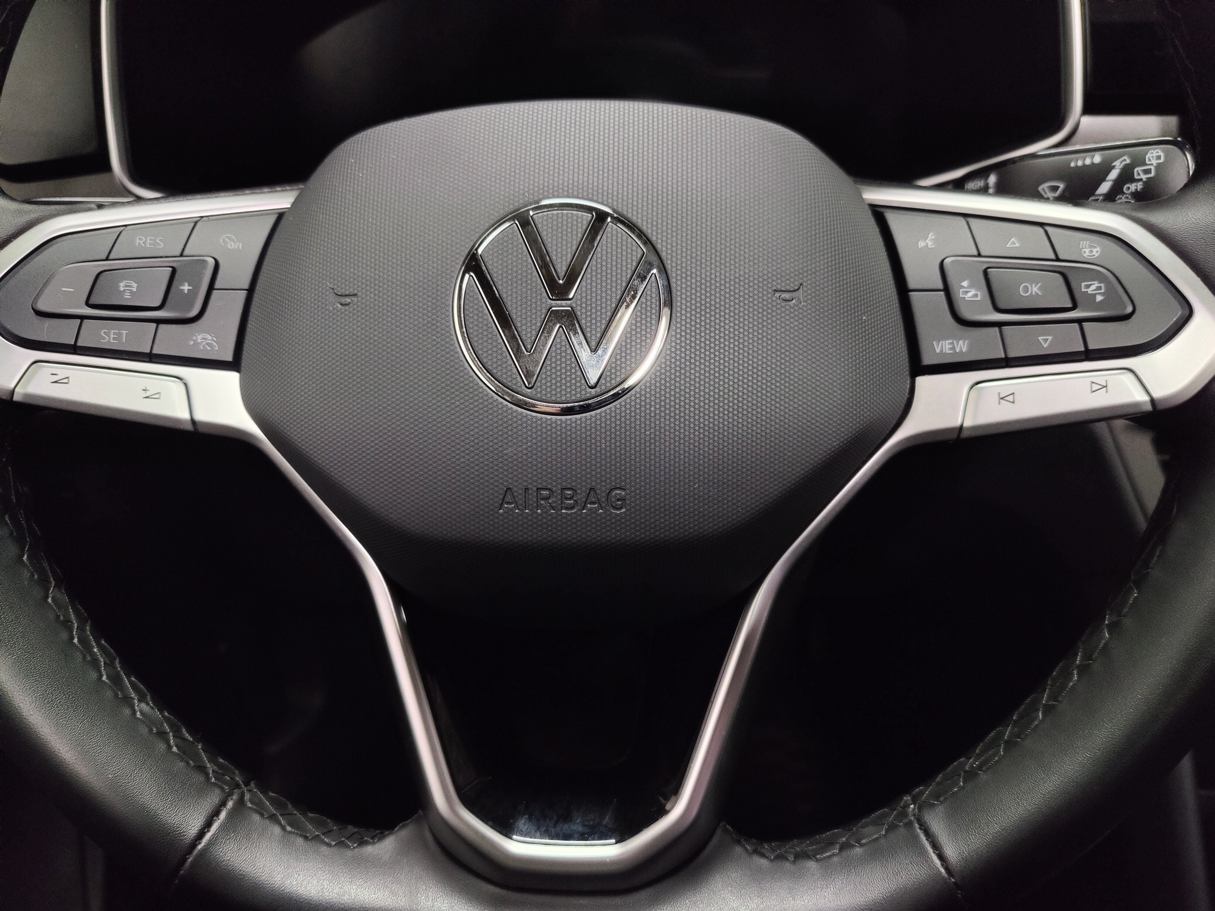 2025 Volkswagen Taos SE Black Edition w/Sunroof