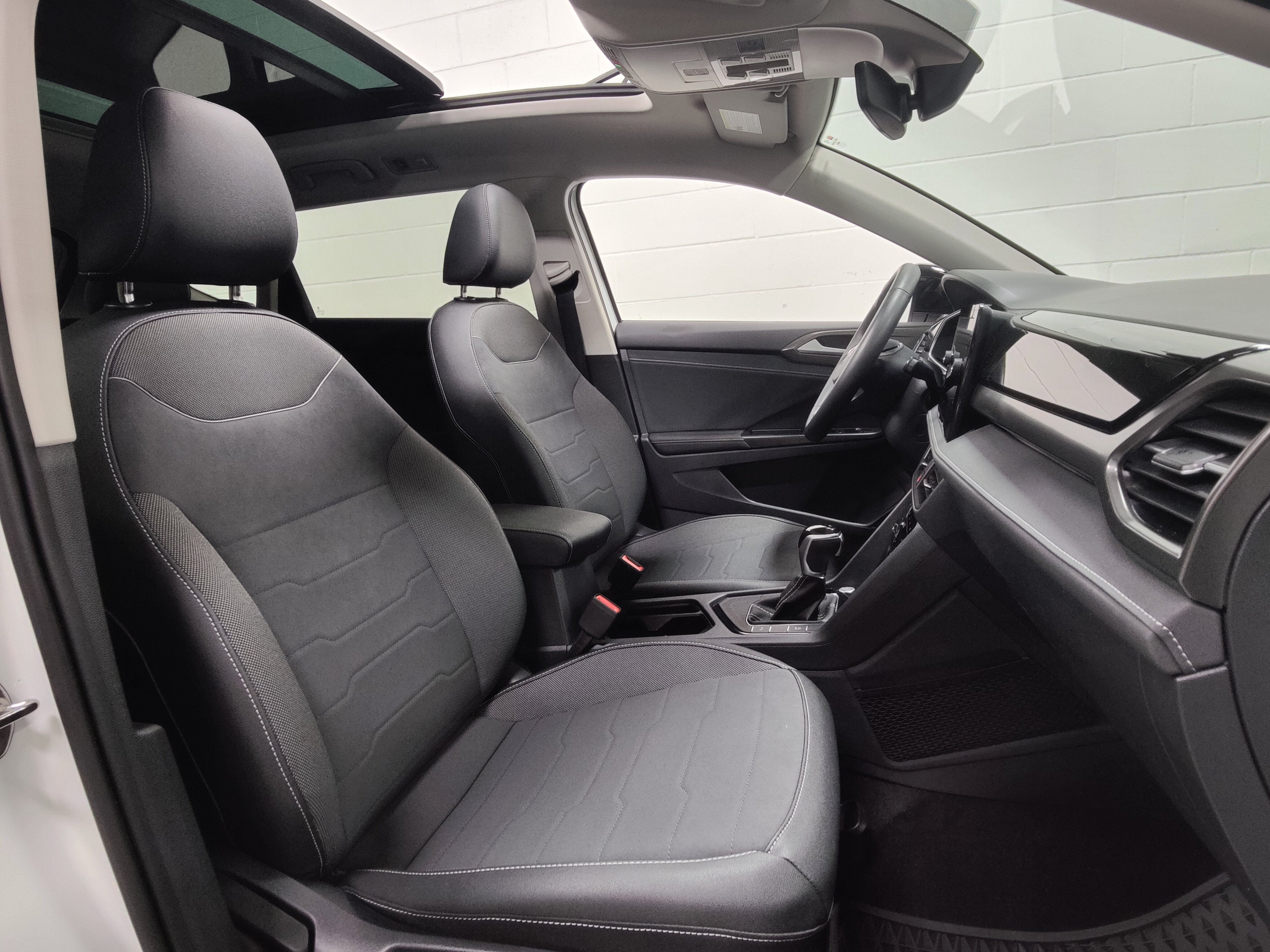 2025 Volkswagen Taos SE Black Edition w/Sunroof