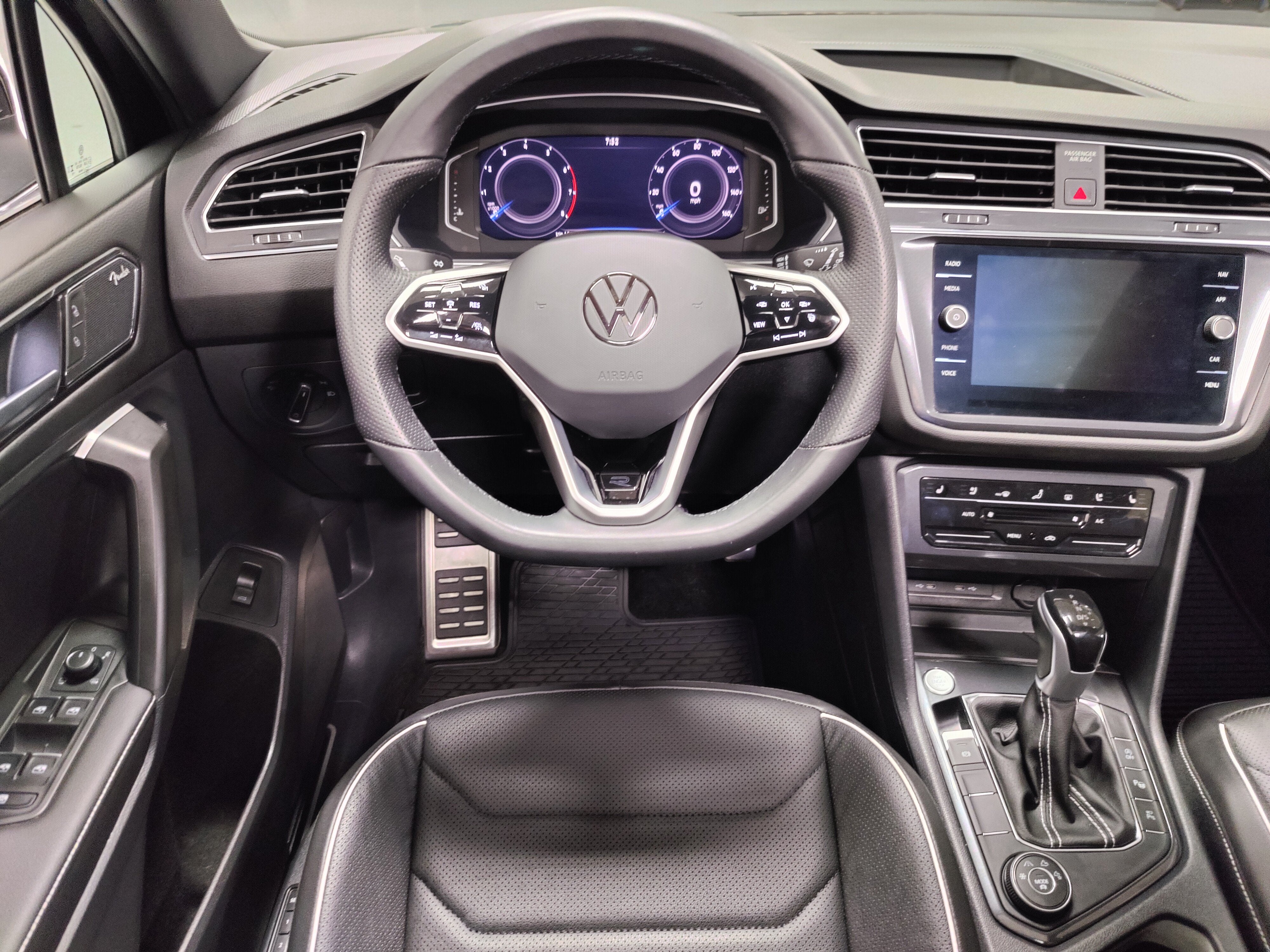 2023 Volkswagen Tiguan SEL Premium AWD R-Line w/Sunroof & Nav