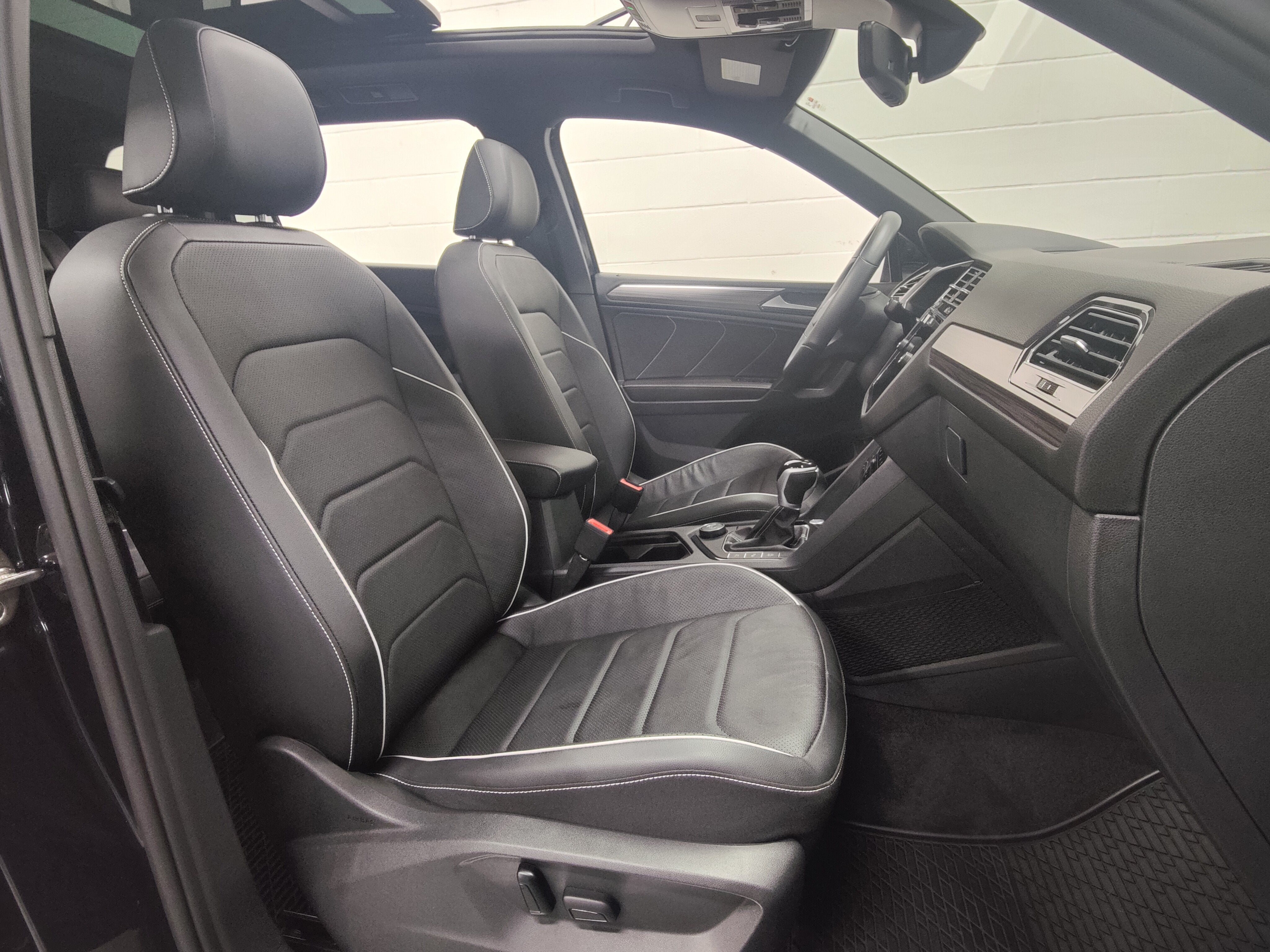 2023 Volkswagen Tiguan SEL Premium AWD R-Line w/Sunroof & Nav