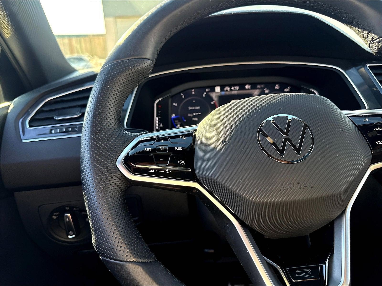 2024 Volkswagen Tiguan SEL R-Line AWD w/Sunroof/Nav
