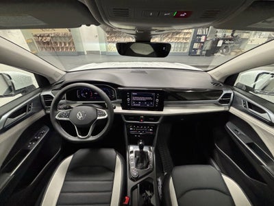 2025 Volkswagen Taos SEL
