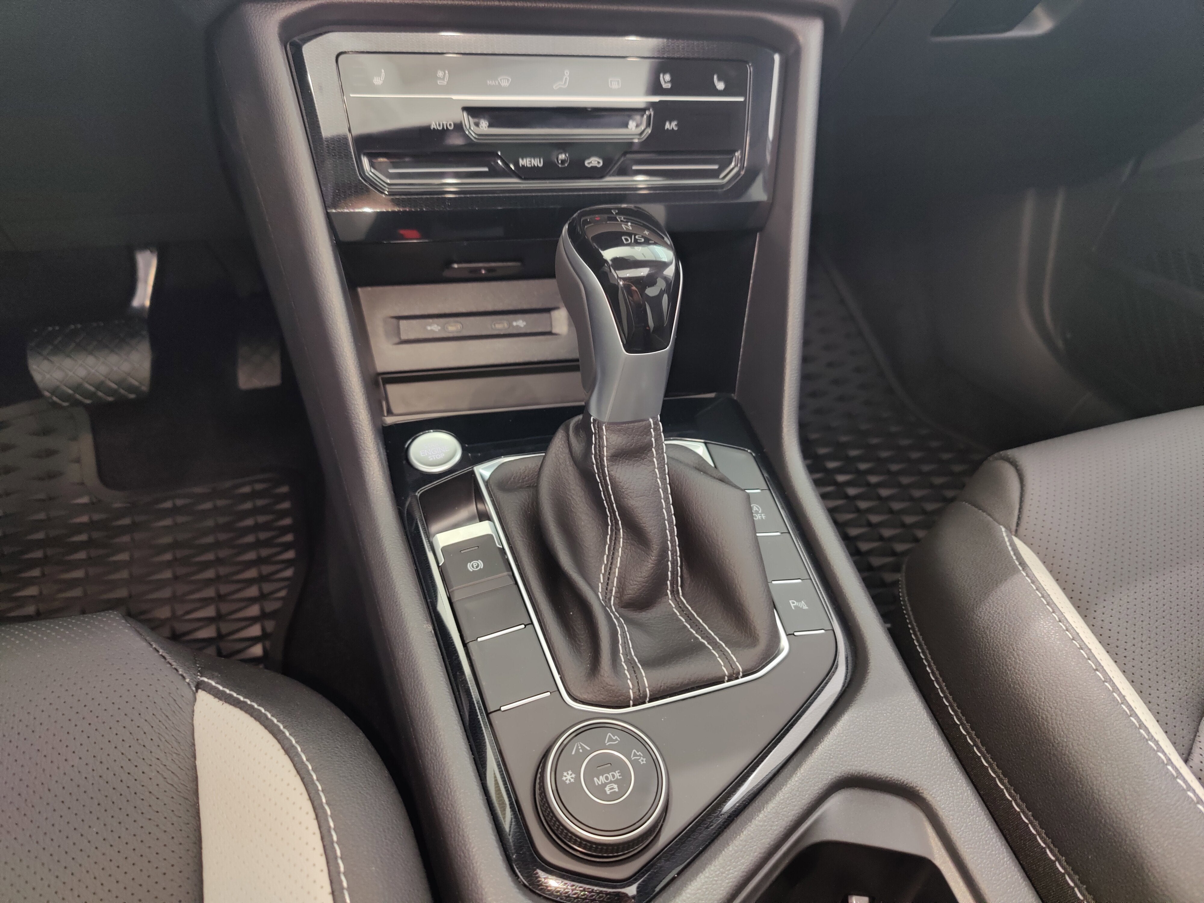 2025 Volkswagen Taos SEL AWD w/Sunroof/Nav