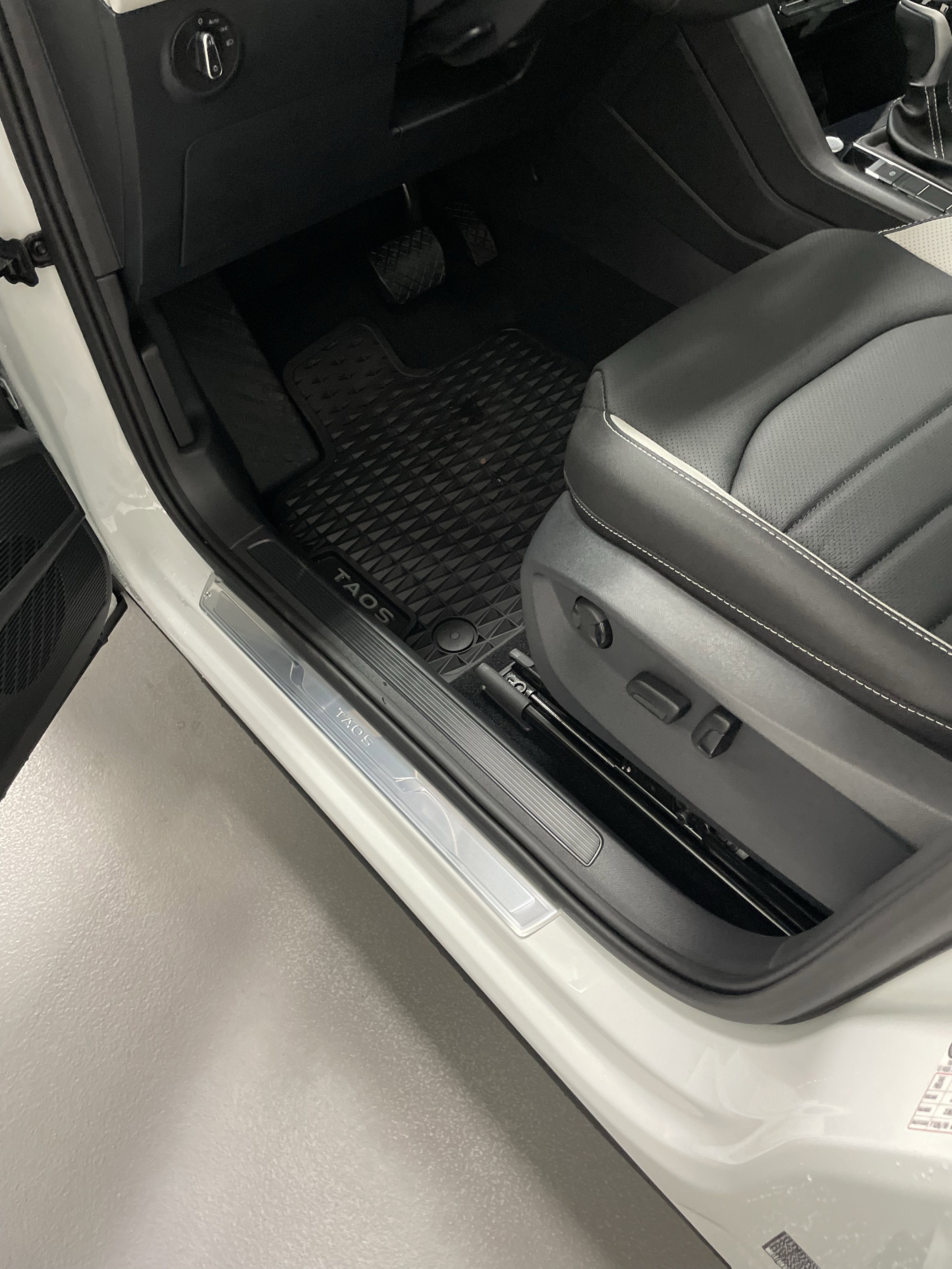 2025 Volkswagen Taos SEL