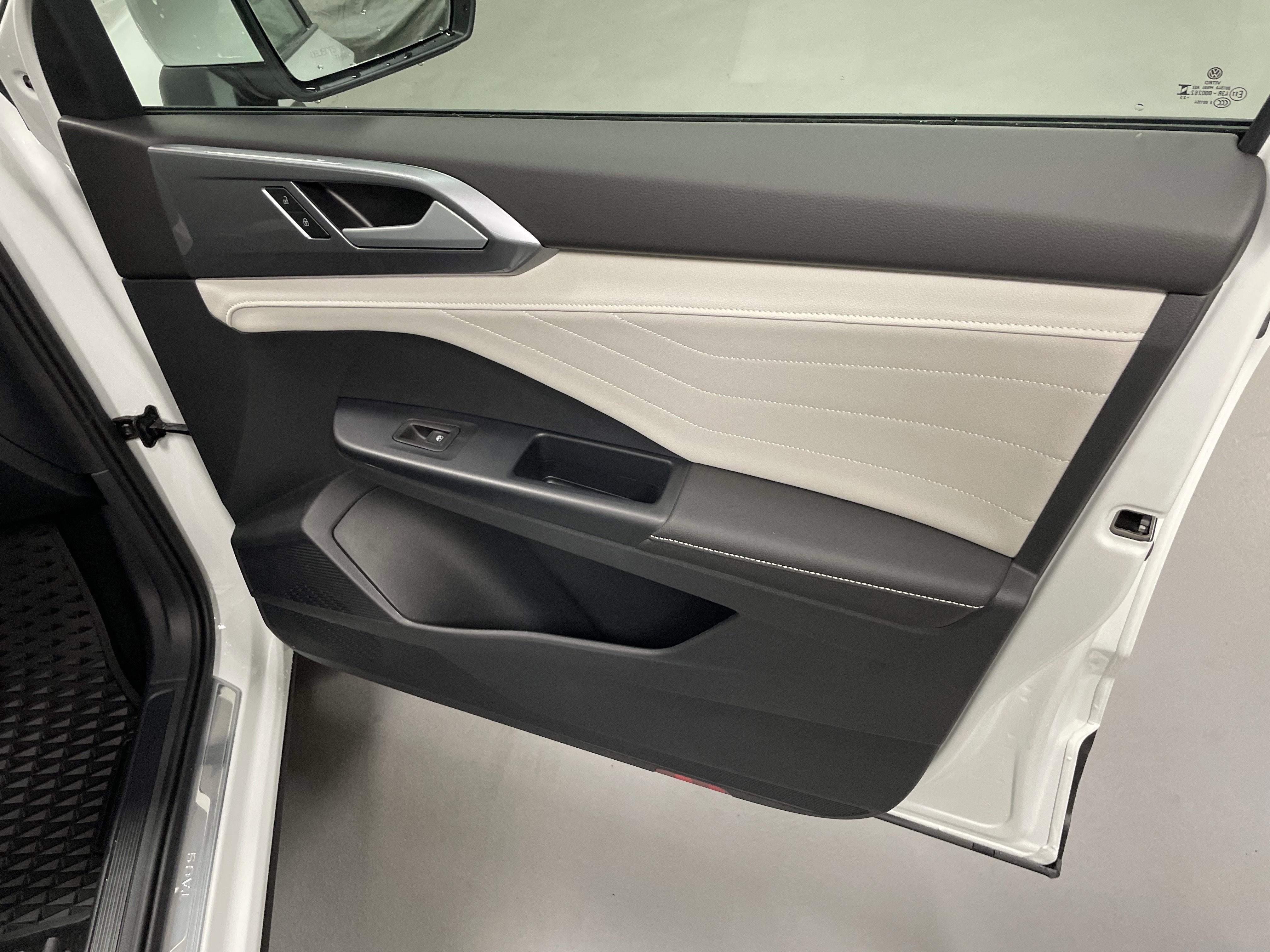 2025 Volkswagen Taos SEL