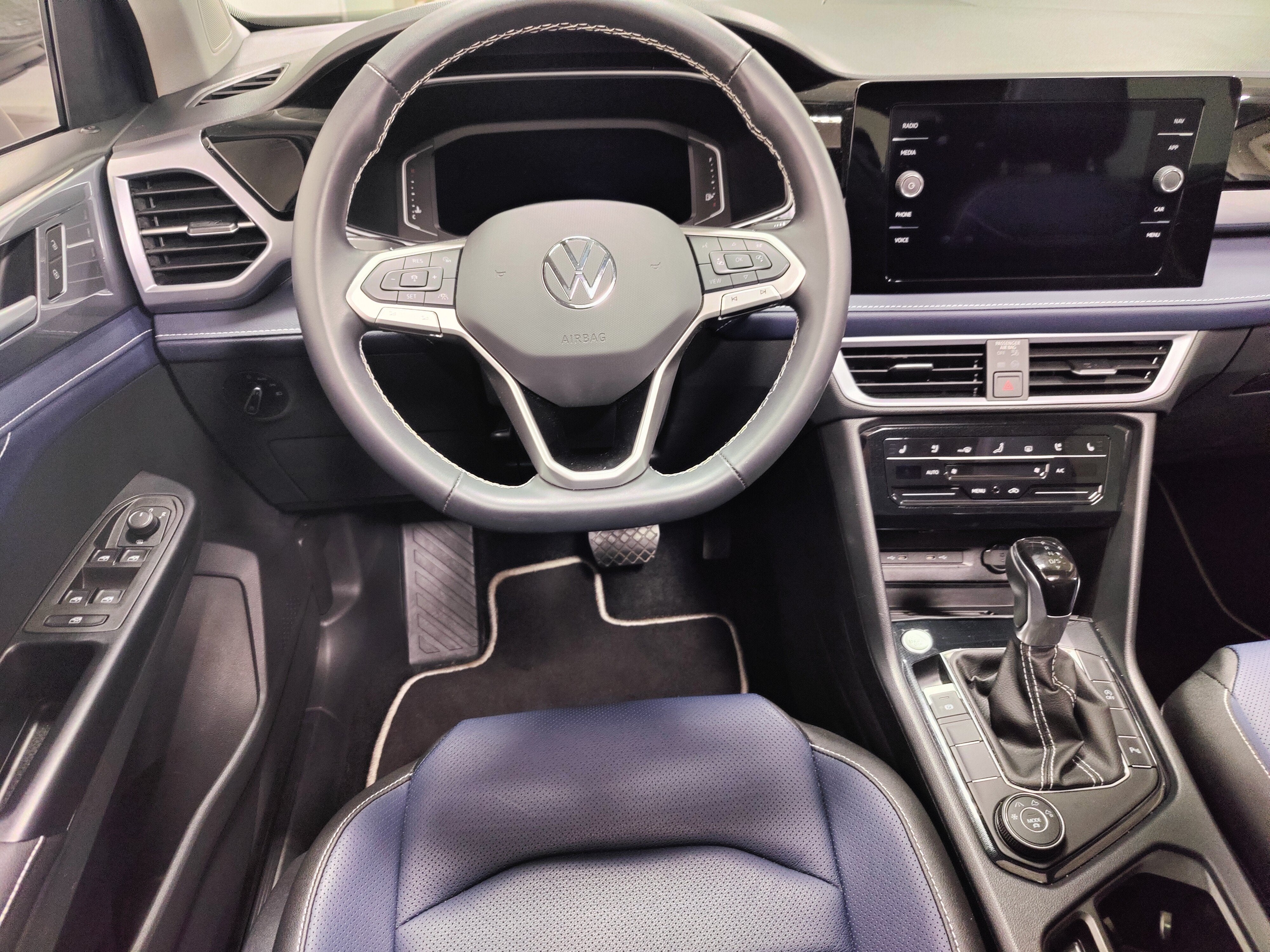 2025 Volkswagen Taos SEL AWD w/Sunroof/Nav
