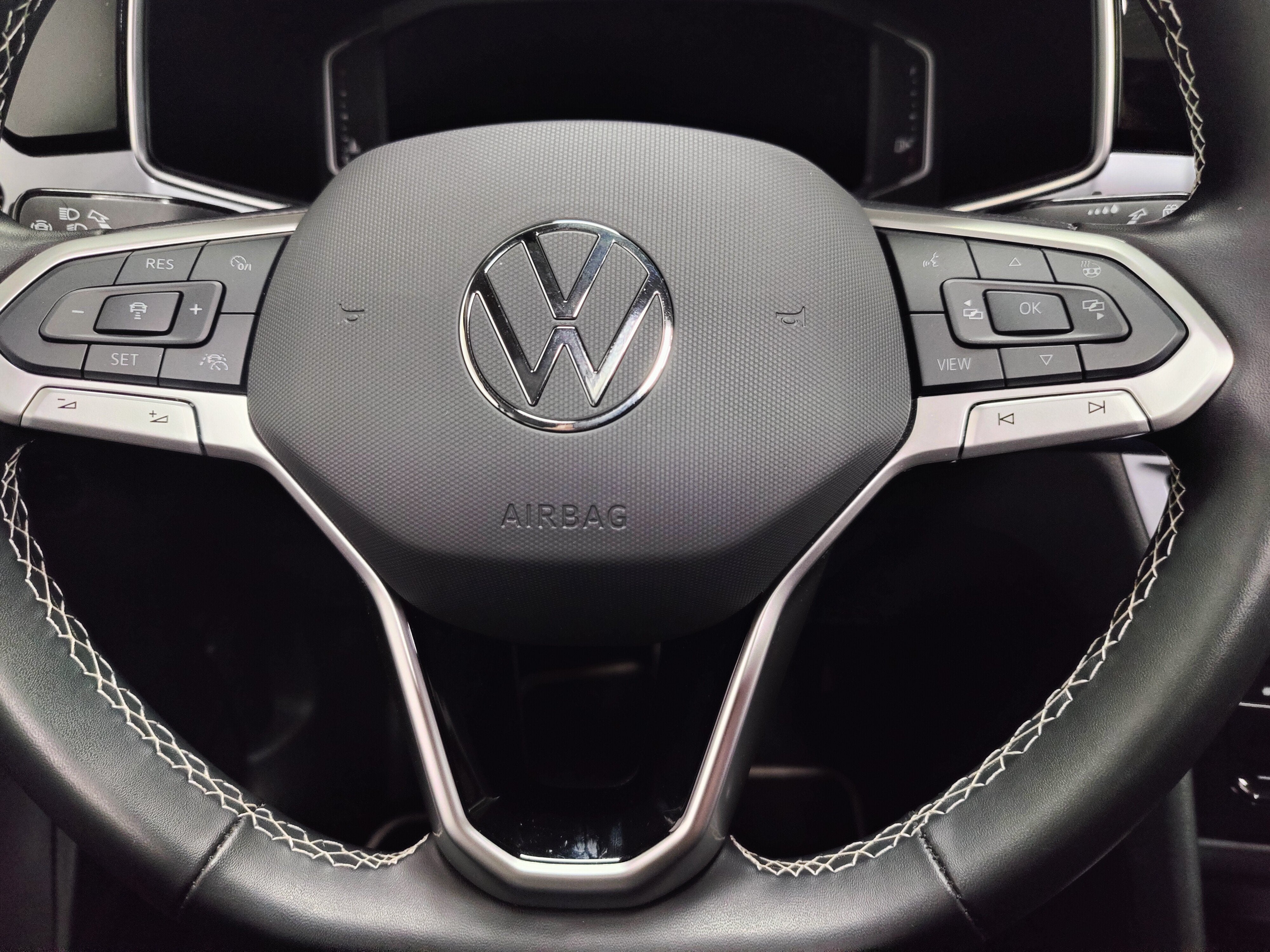2025 Volkswagen Taos SEL AWD w/Sunroof/Nav
