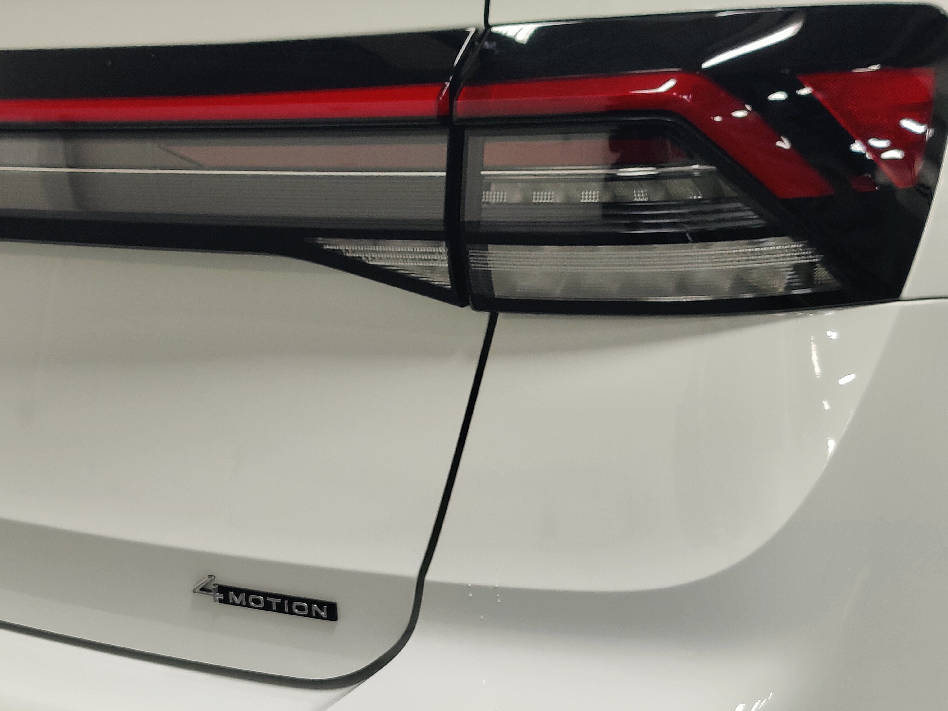 2025 Volkswagen Taos SEL AWD w/Sunroof/Nav