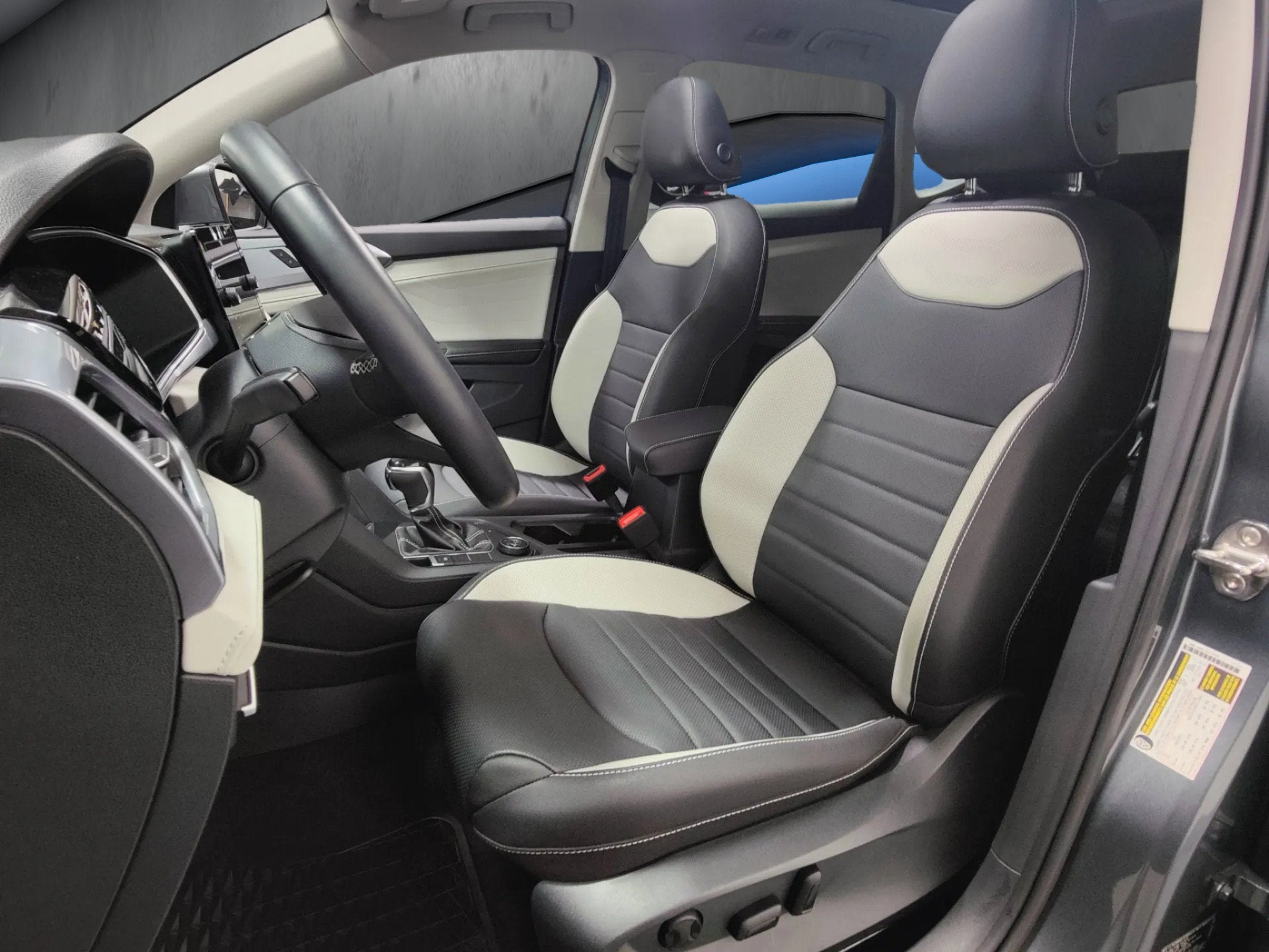 2025 Volkswagen Taos SEL AWD w/Sunroof & Nav