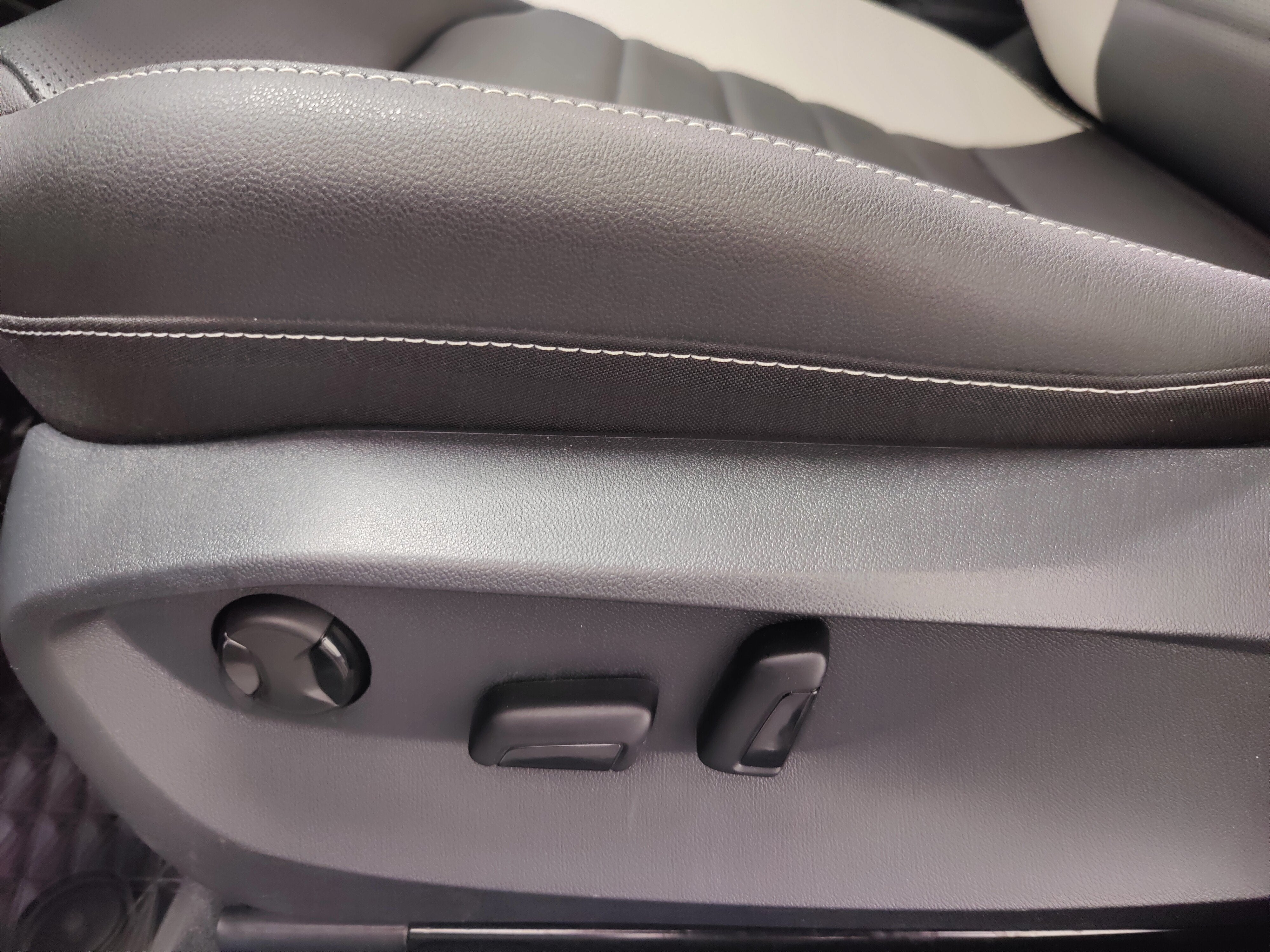 2025 Volkswagen Taos SEL AWD w/Sunroof & Nav