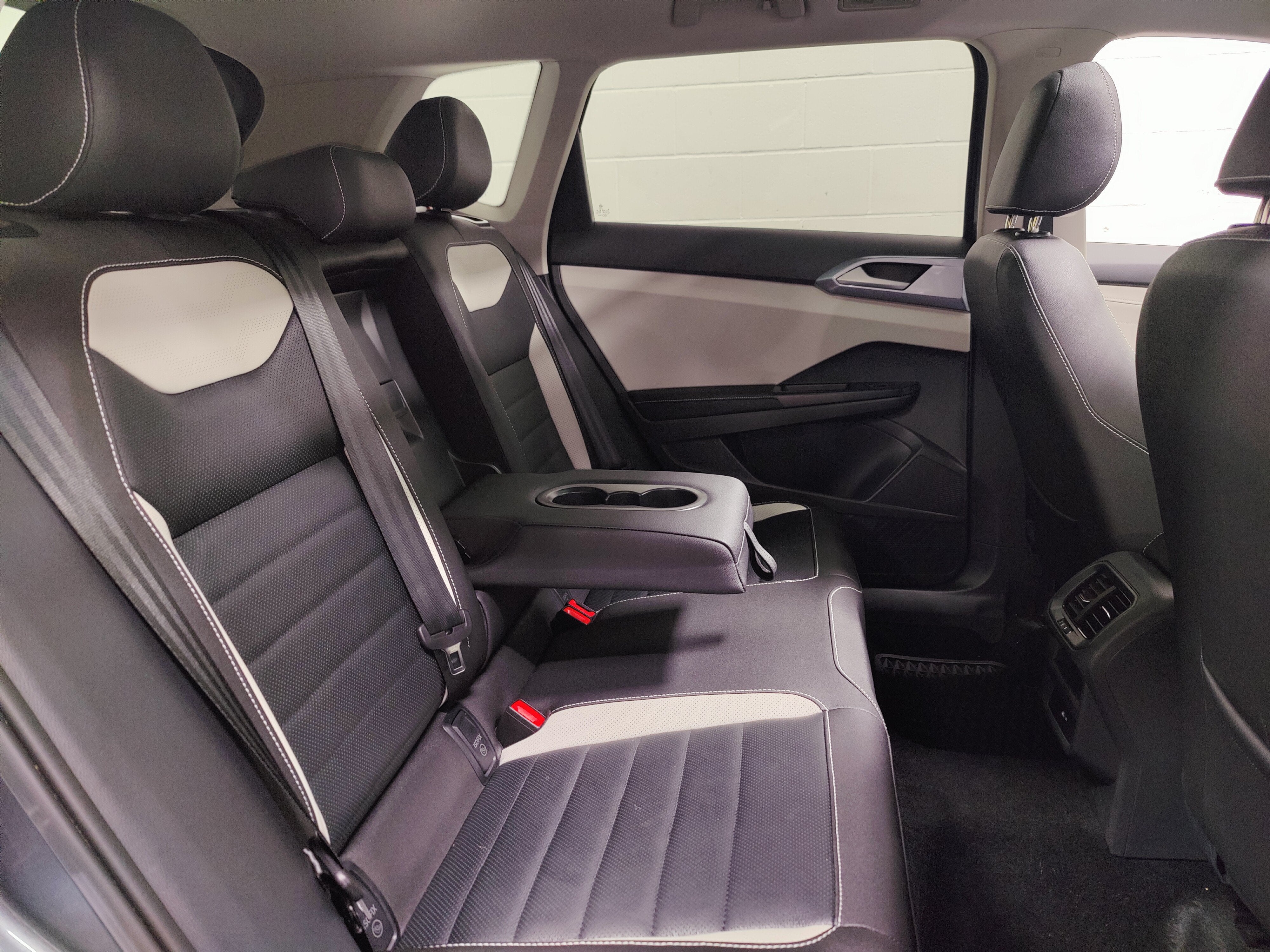 2025 Volkswagen Taos SEL AWD w/Sunroof & Nav