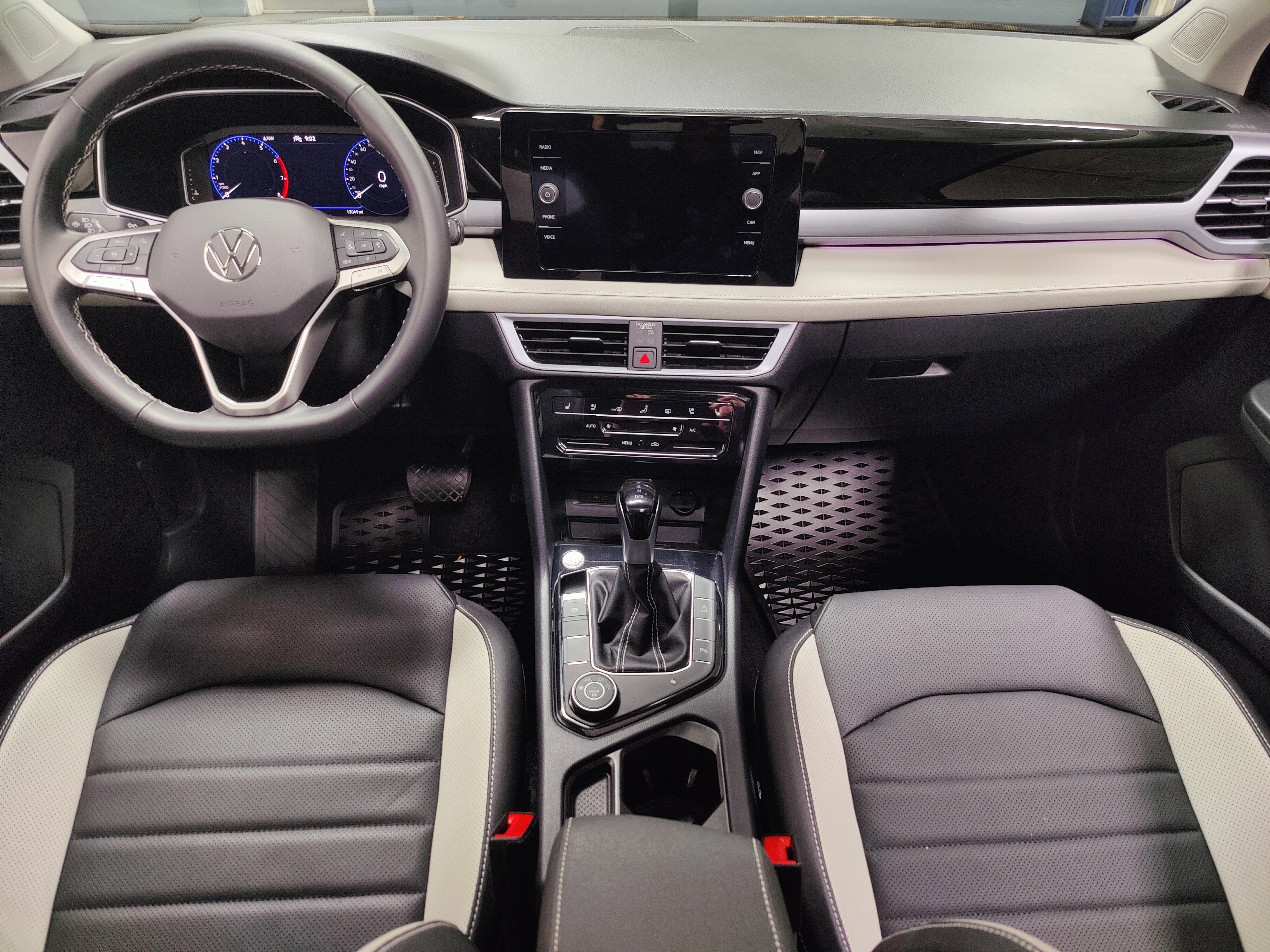 2025 Volkswagen Taos SEL AWD w/Sunroof & Nav