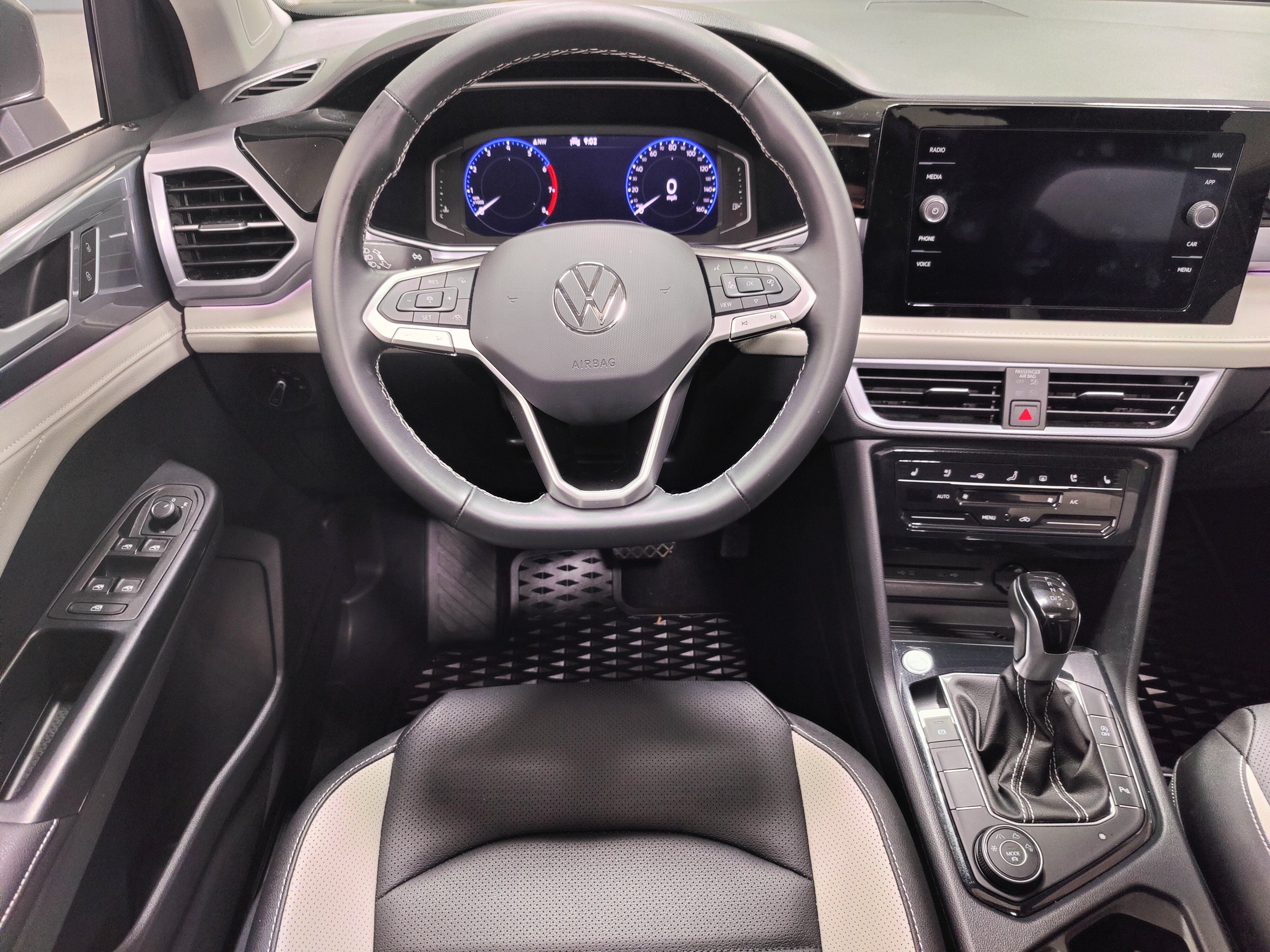 2025 Volkswagen Taos SEL AWD w/Sunroof & Nav
