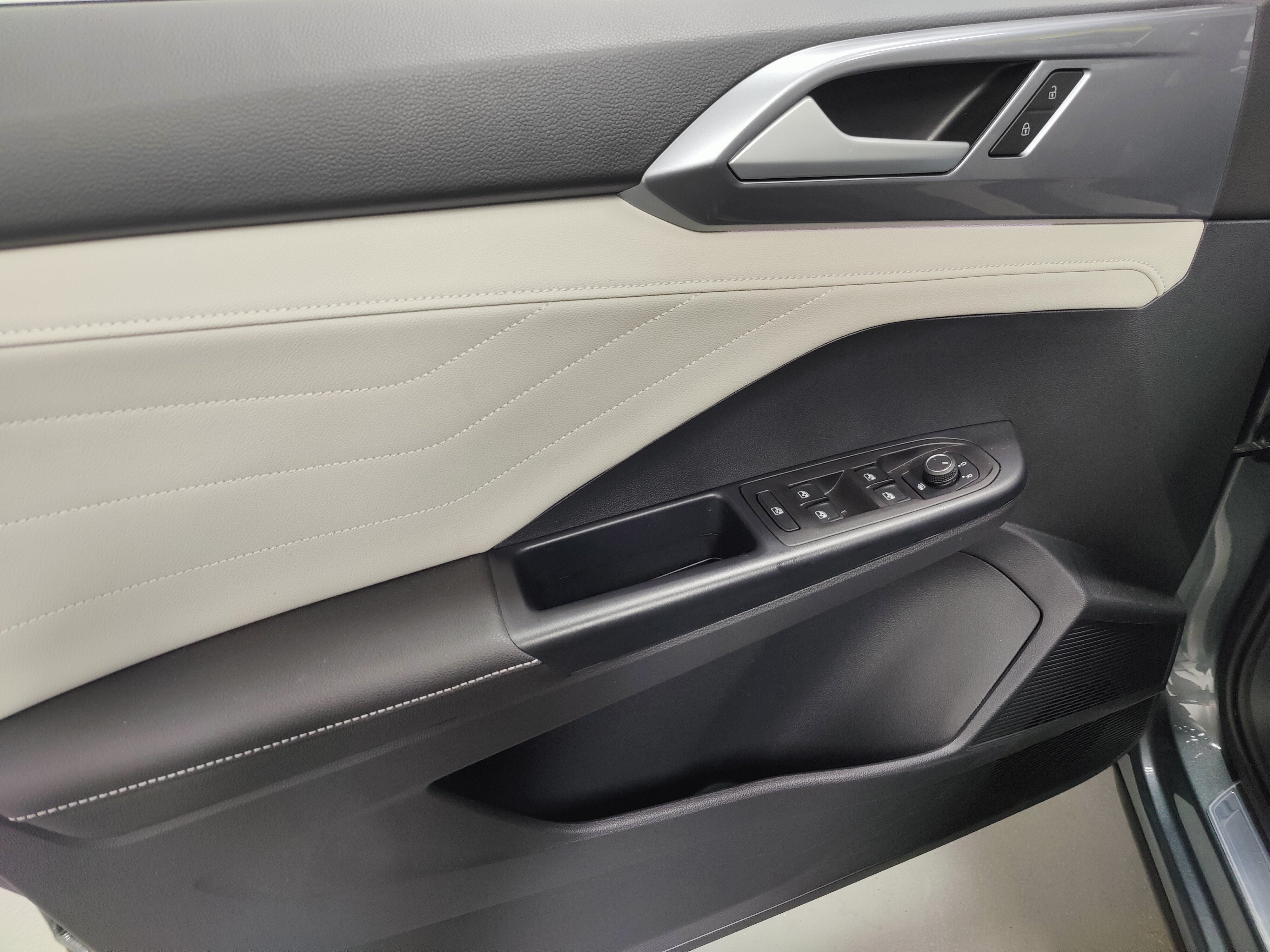 2025 Volkswagen Taos SEL AWD w/Sunroof & Nav