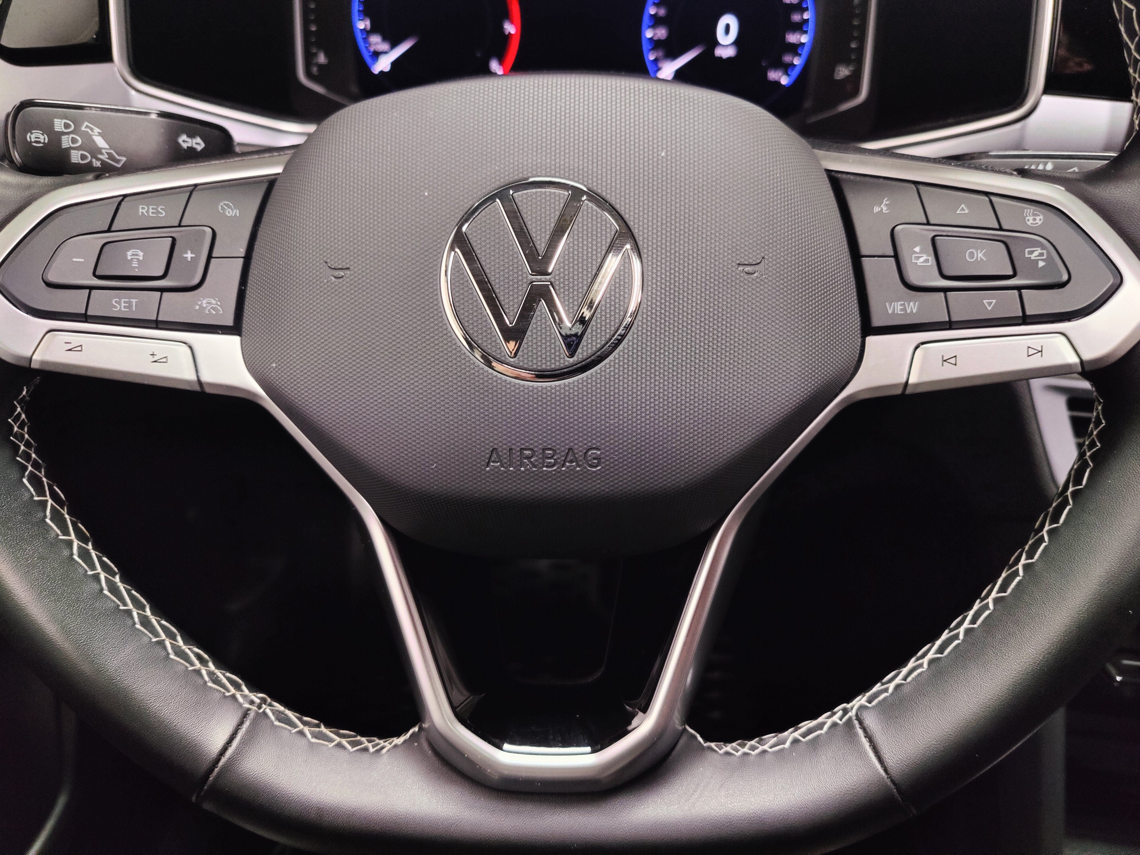 2025 Volkswagen Taos SEL AWD w/Sunroof & Nav