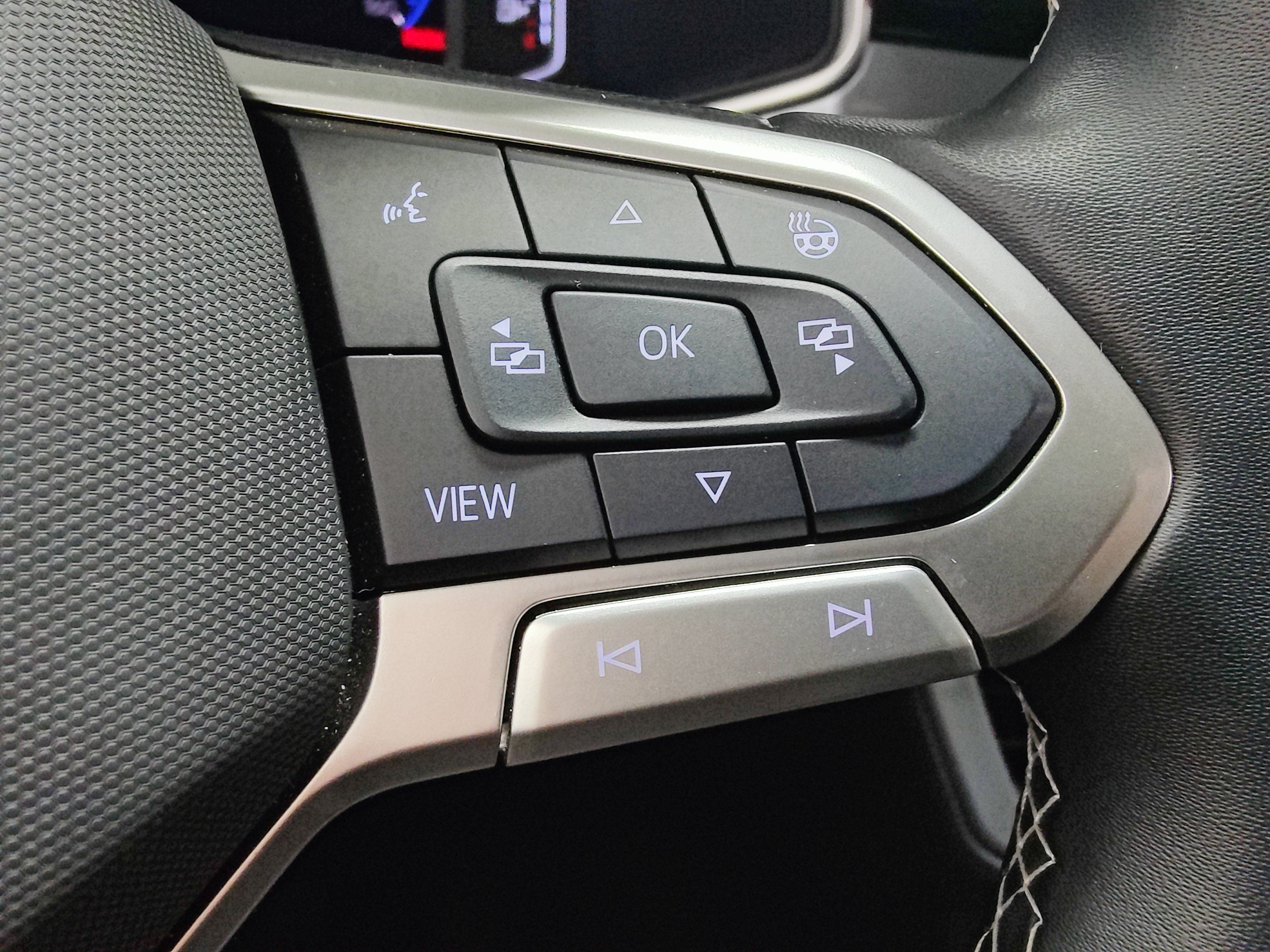 2025 Volkswagen Taos SEL AWD w/Sunroof & Nav