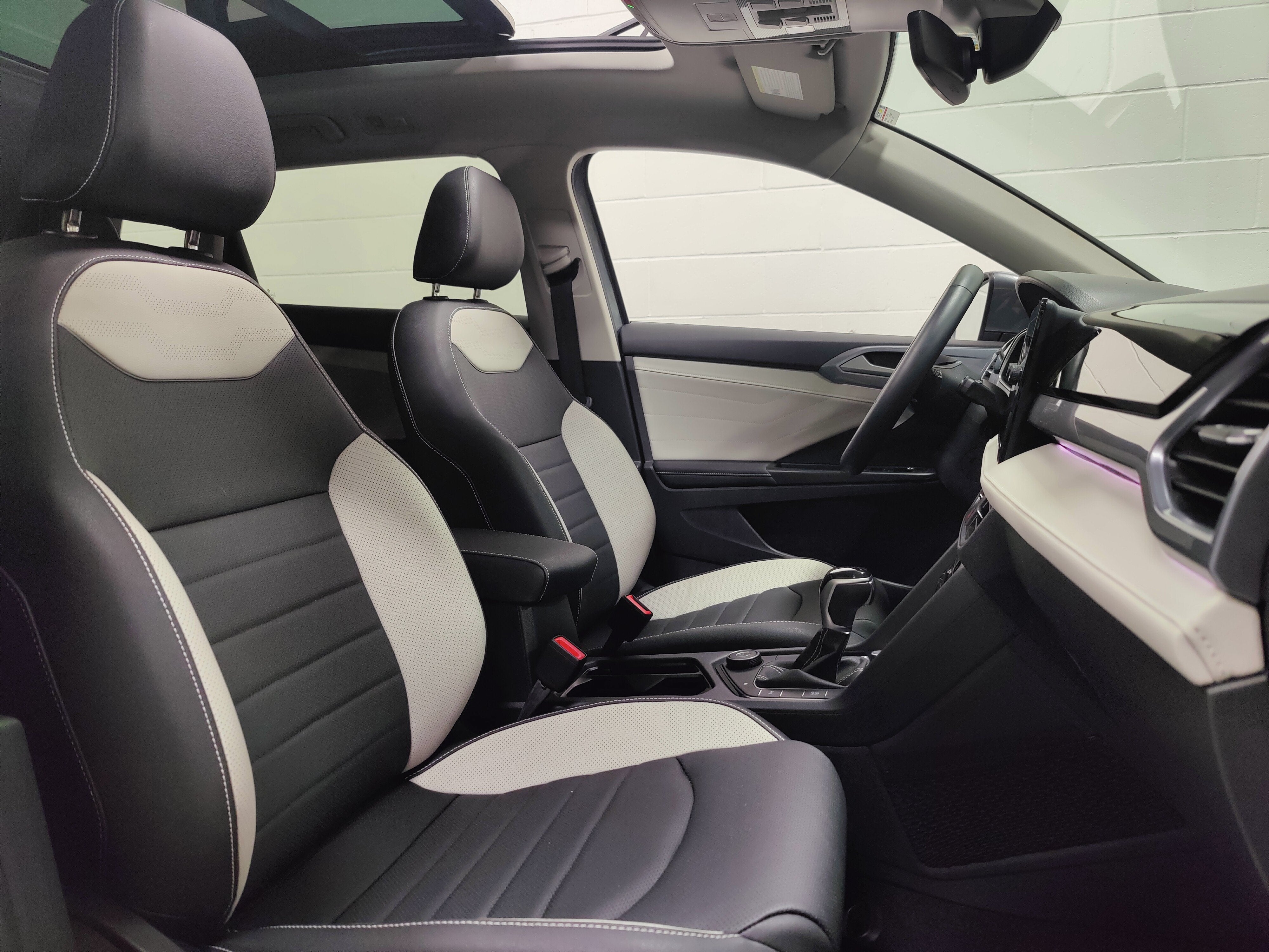 2025 Volkswagen Taos SEL AWD w/Sunroof & Nav