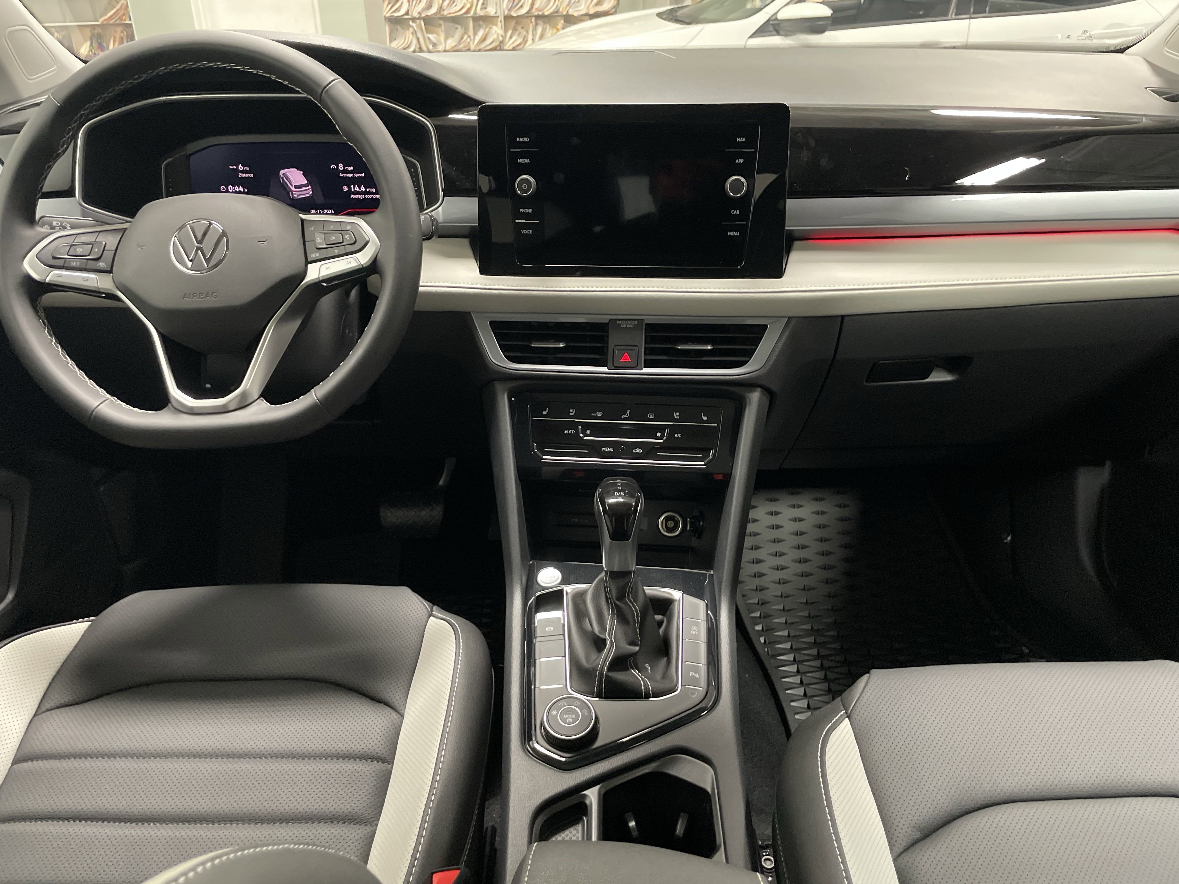 2025 Volkswagen Taos SEL