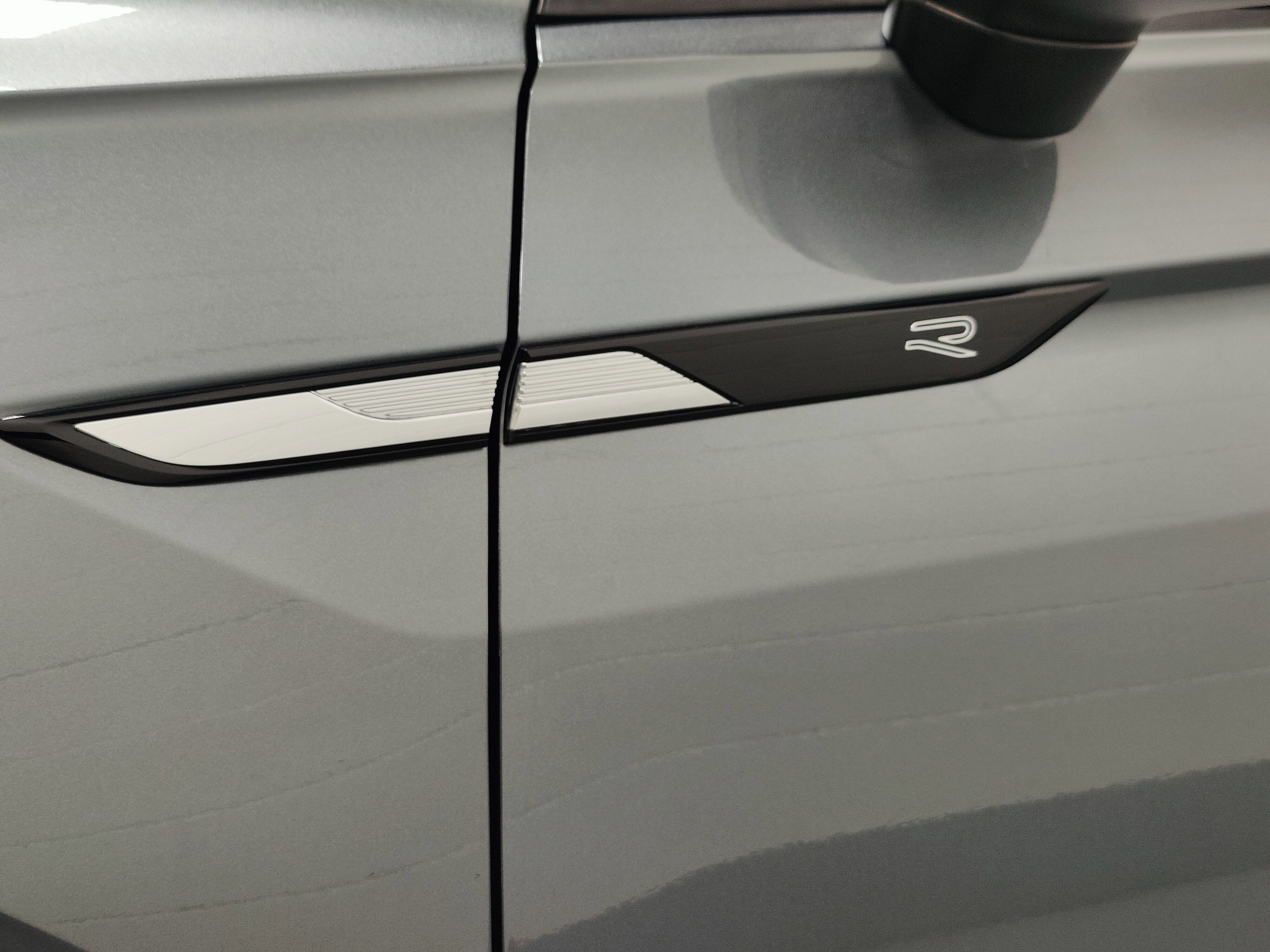 2022 Volkswagen Tiguan SE R-Line Black AWD w/SUnroof