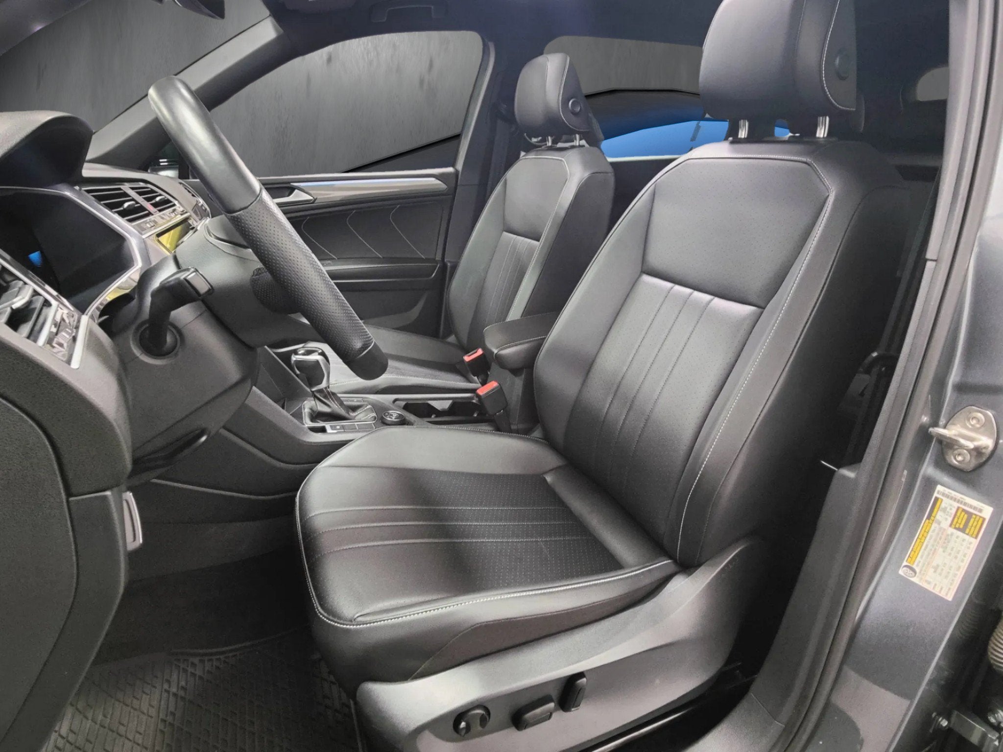 2023 Volkswagen Tiguan SE R-Line Black AWD w/Sunroof