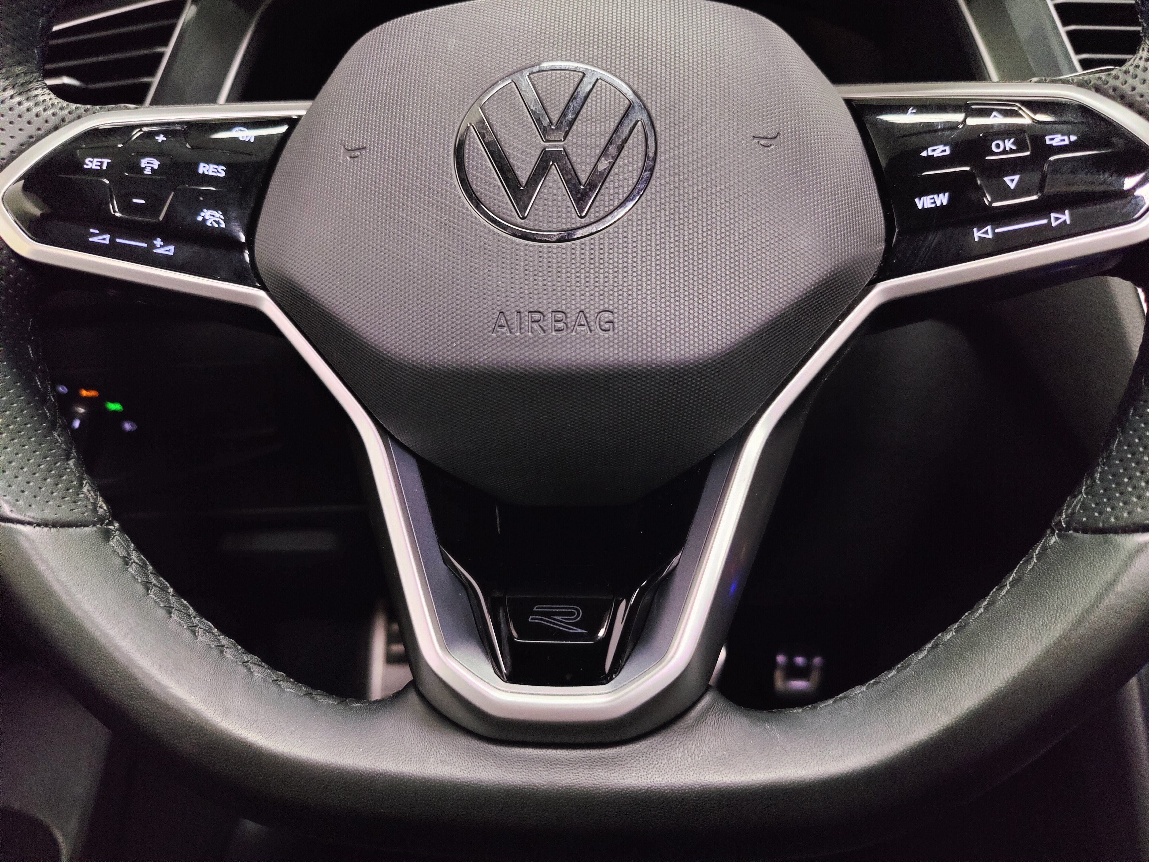 2023 Volkswagen Tiguan SE R-Line Black AWD w/Sunroof