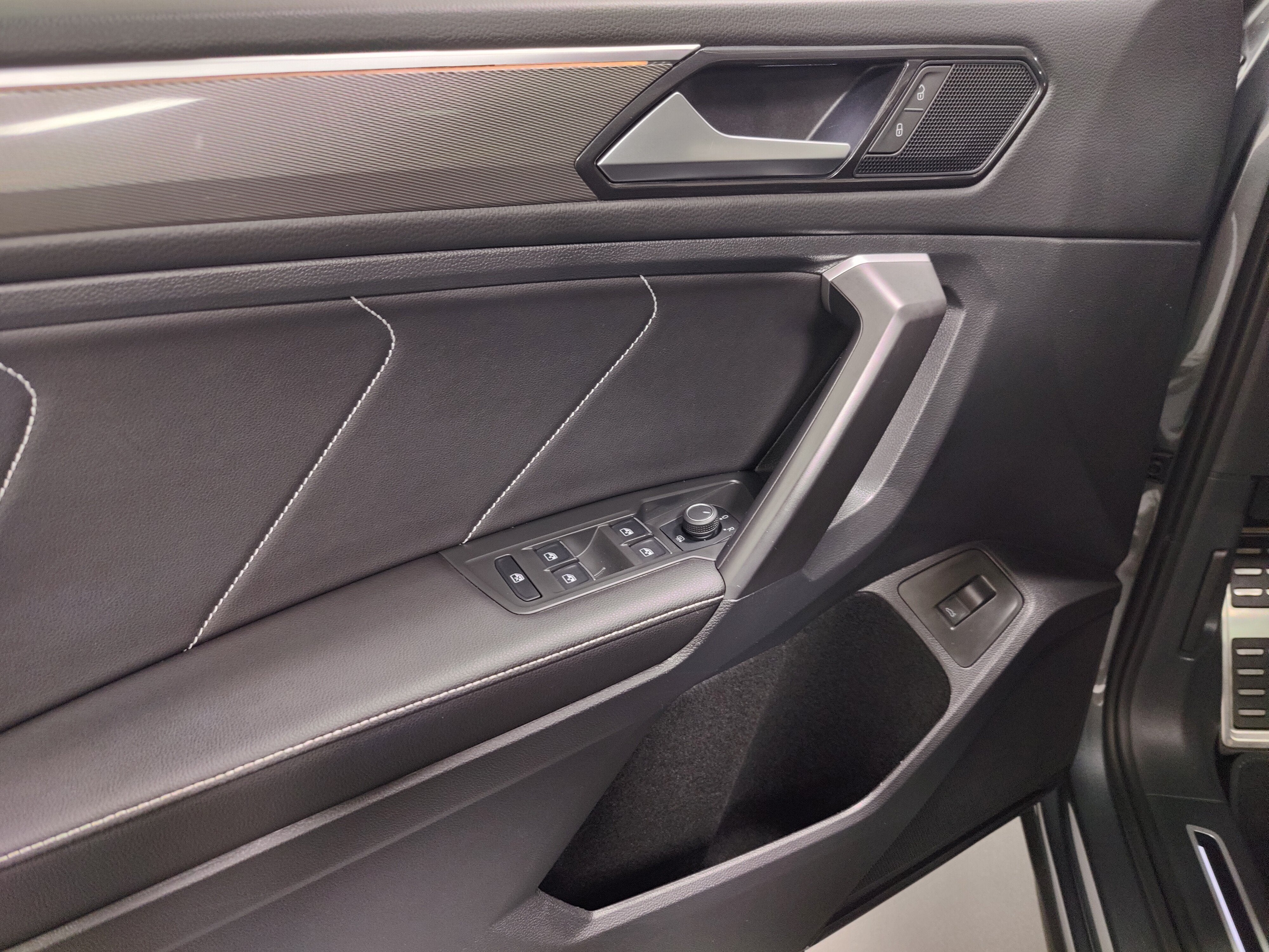 2024 Volkswagen Tiguan SE R-Line Black AWD w/Sunroof