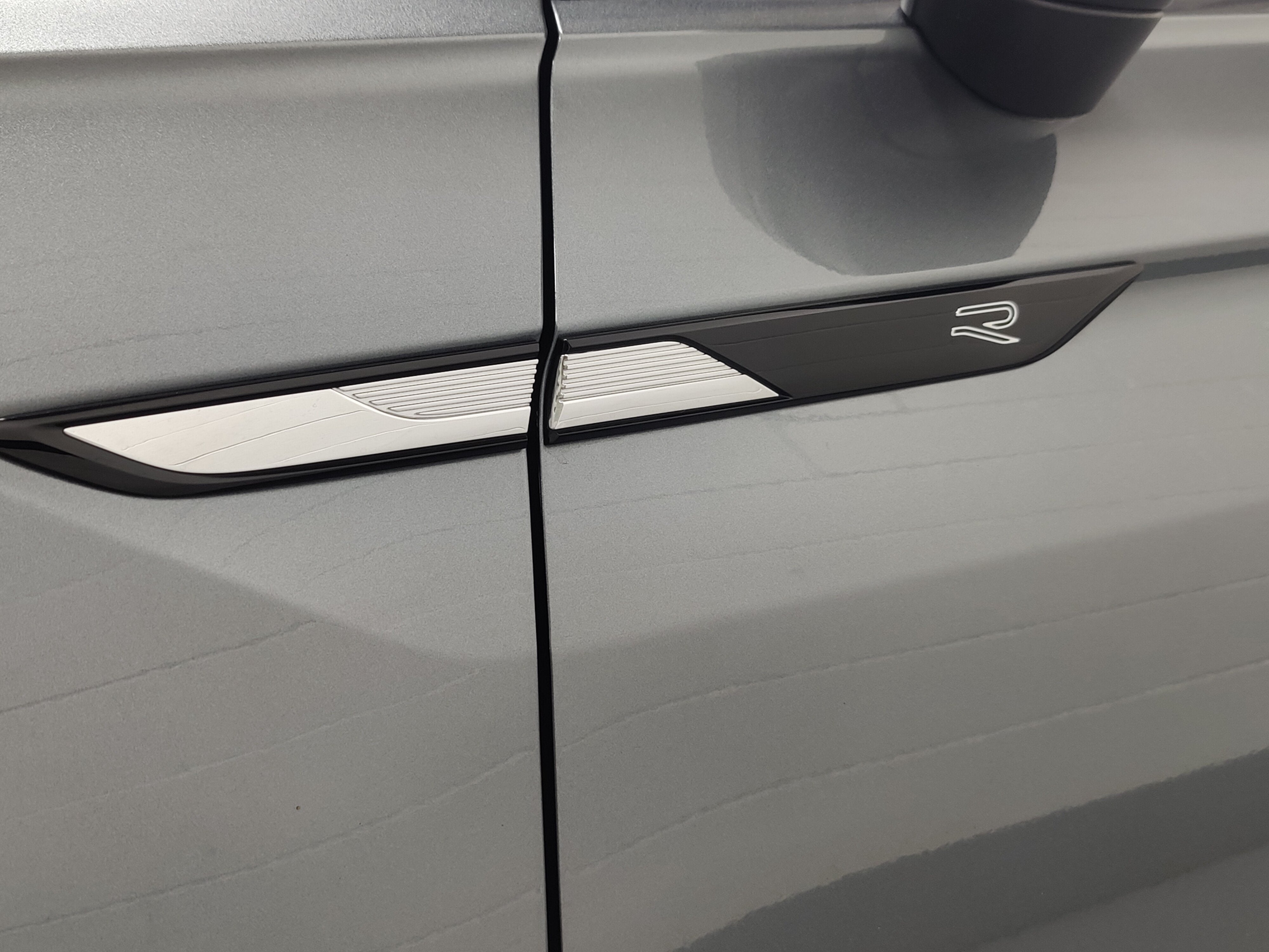 2024 Volkswagen Tiguan SE R-Line Black AWD w/Sunroof