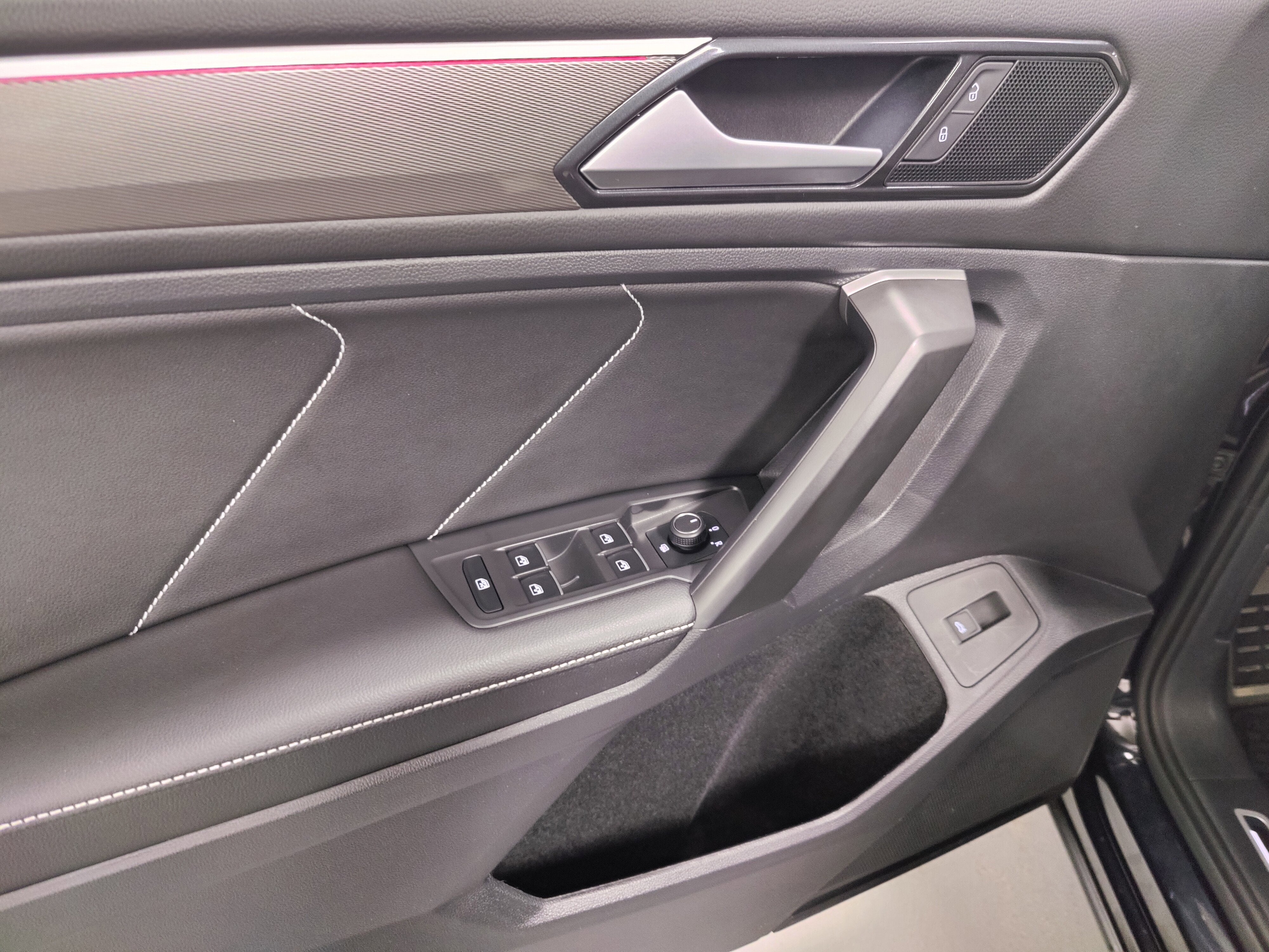 2024 Volkswagen Tiguan SE AWD R-Line Black w/Sunroof