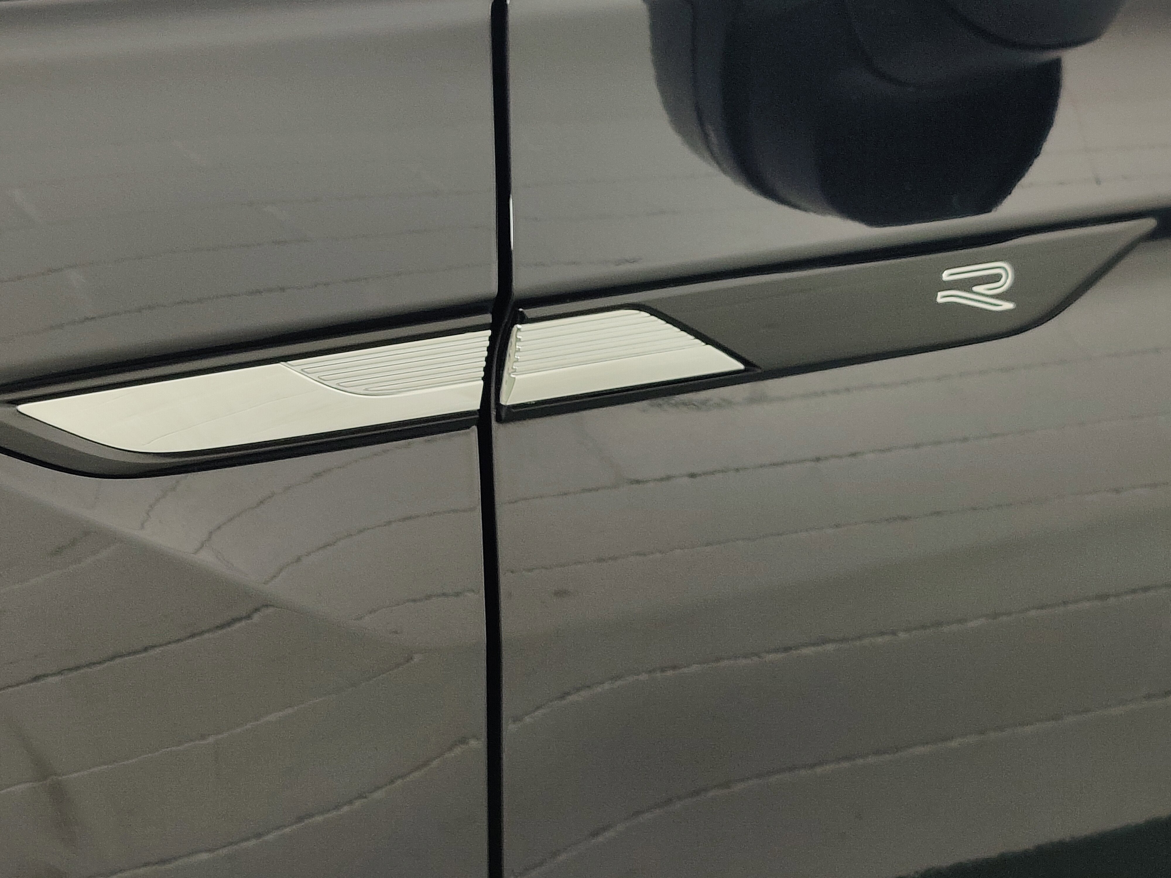 2024 Volkswagen Tiguan SE AWD R-Line Black w/Sunroof