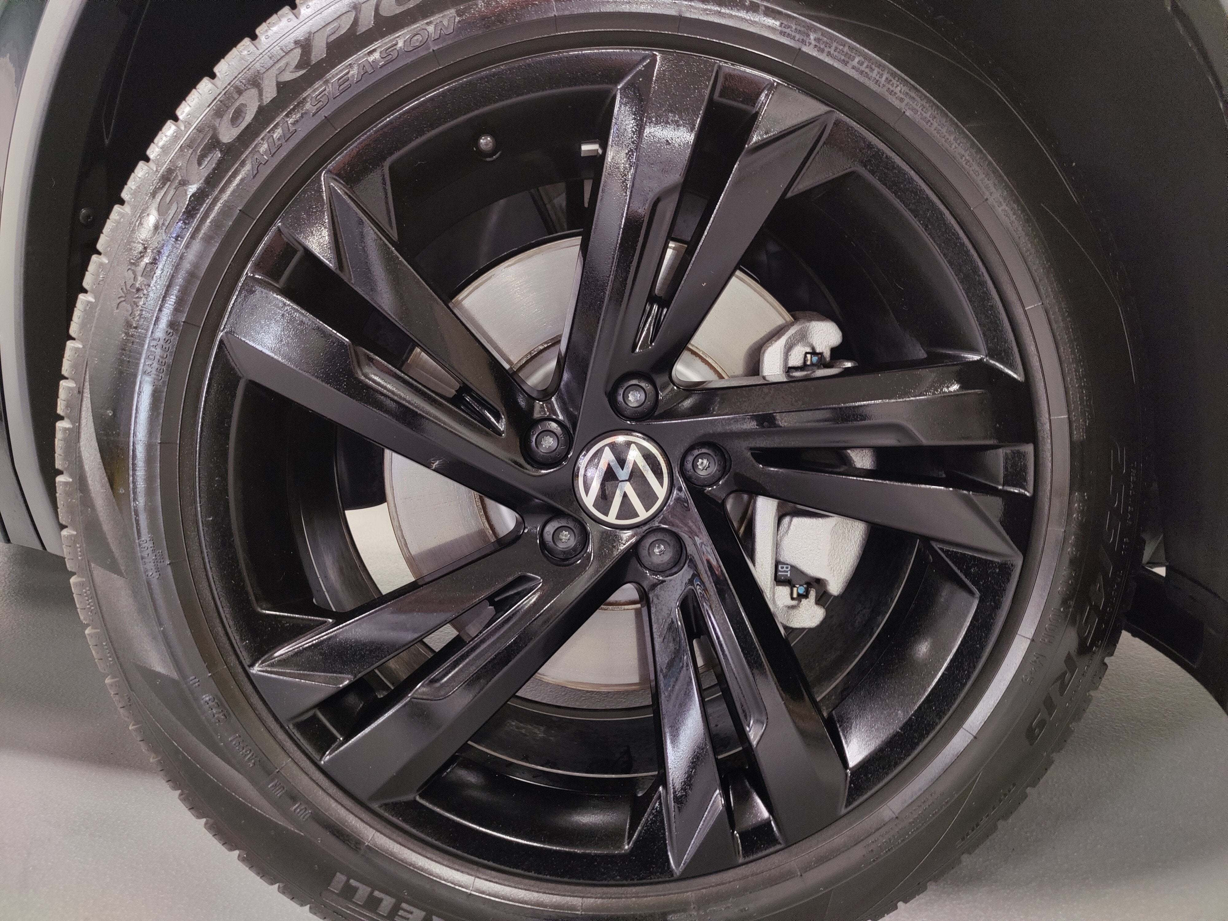 2023 Volkswagen Tiguan SE R-Line Black
