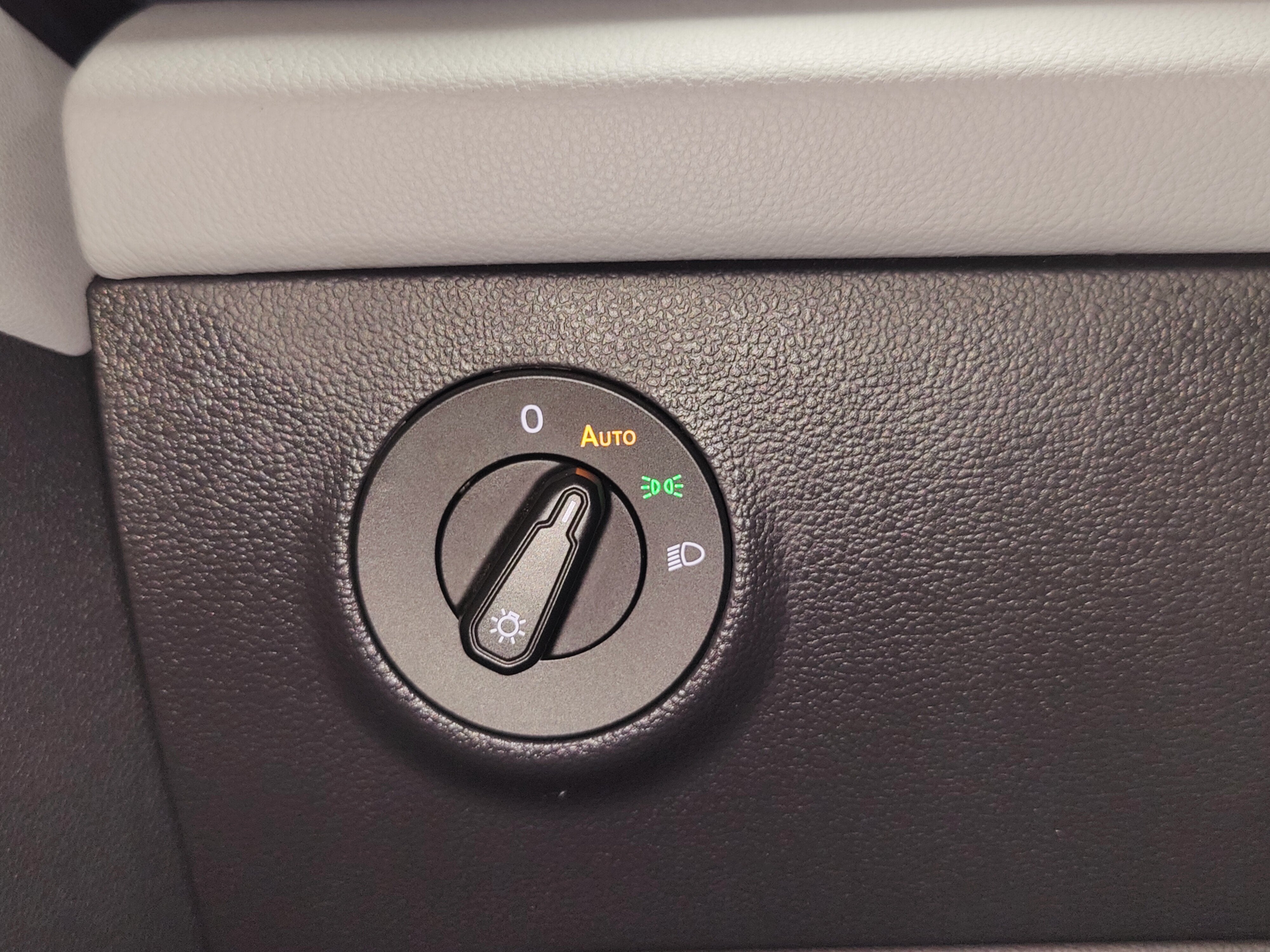2023 Volkswagen Taos SE w/Sunroof