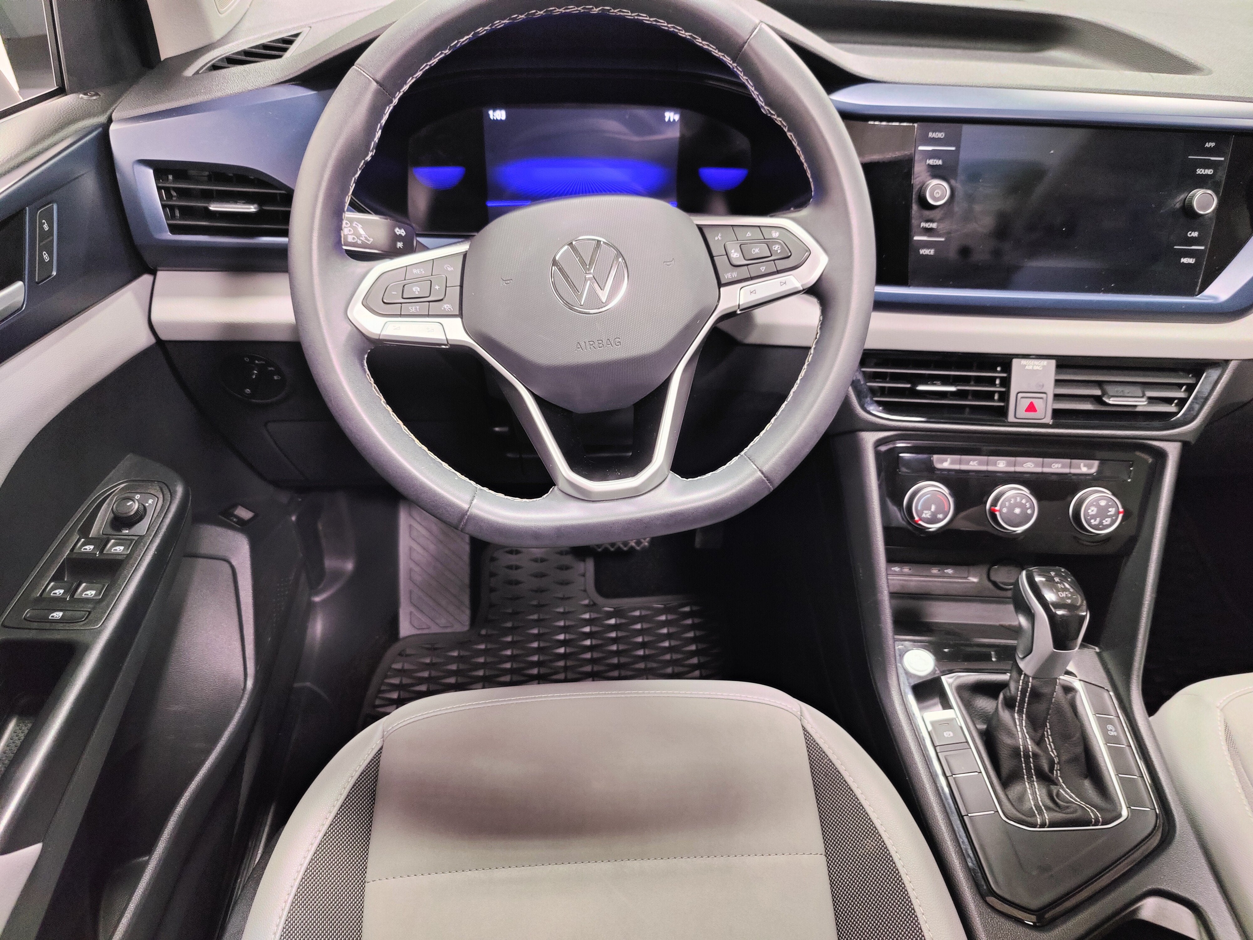 2023 Volkswagen Taos SE w/Sunroof