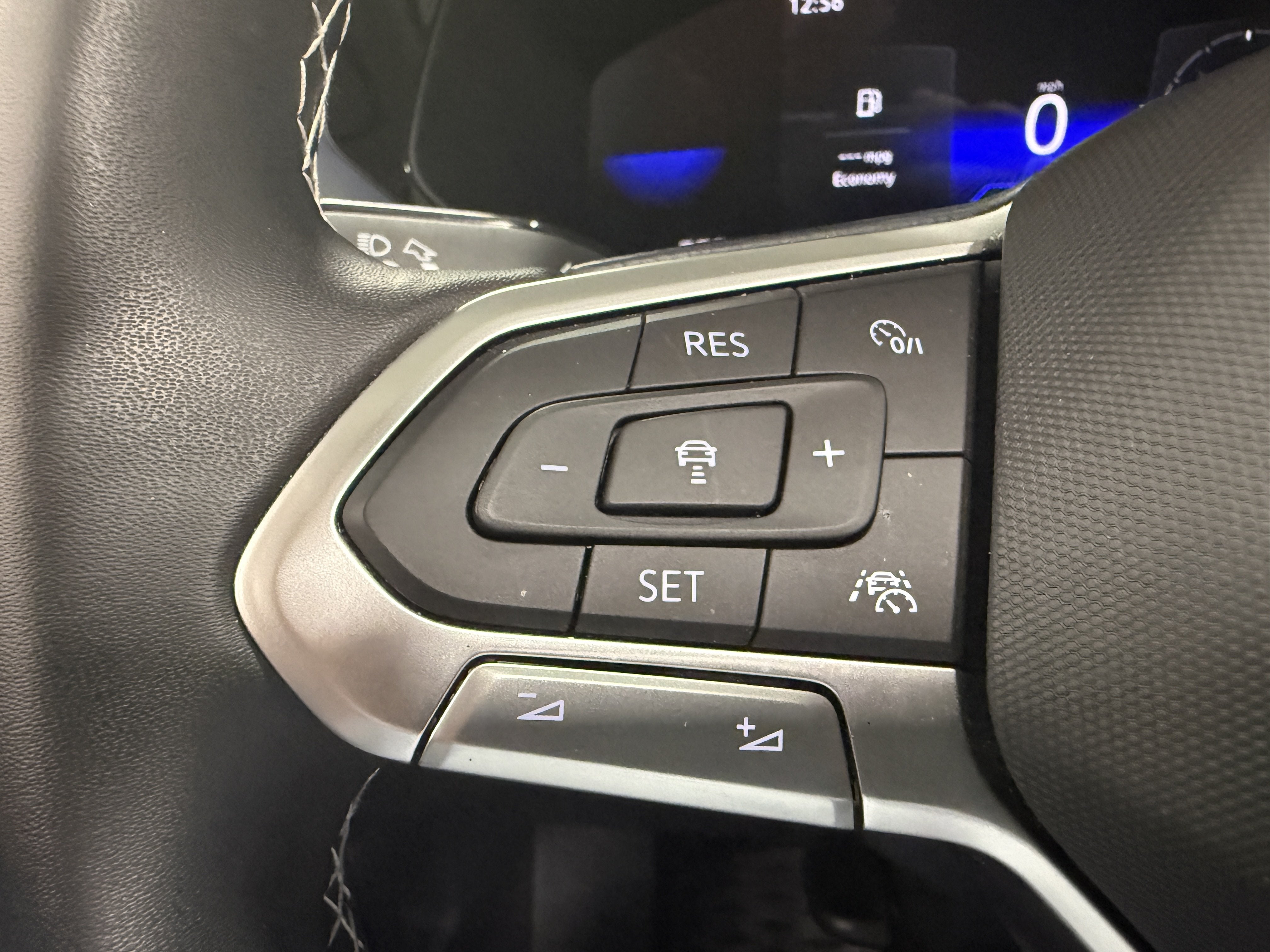 2023 Volkswagen Taos SE w/Sunroof